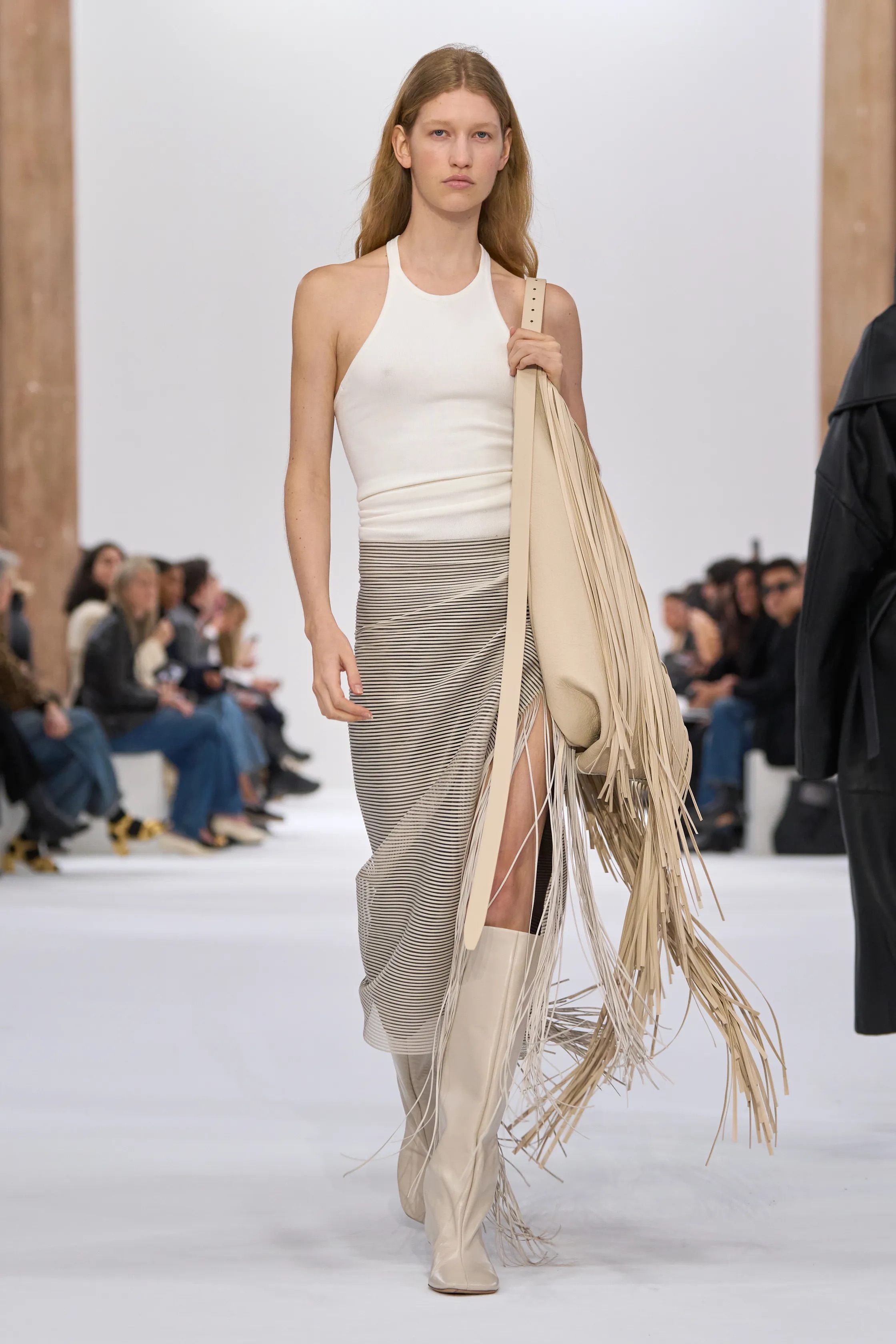 Обувь и сумки осень-зима 2025: ботфорты, туфли с открытым мыском, ридикюли и баулы (фото 45)