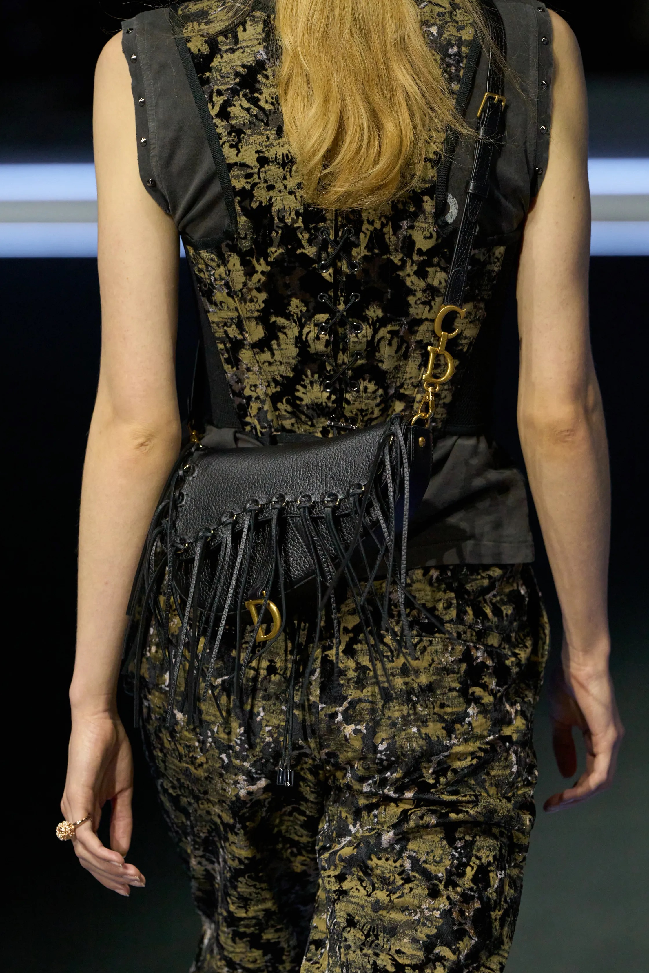 Обувь и сумки осень-зима 2025: ботфорты, туфли с открытым мыском, ридикюли и баулы (фото 46)