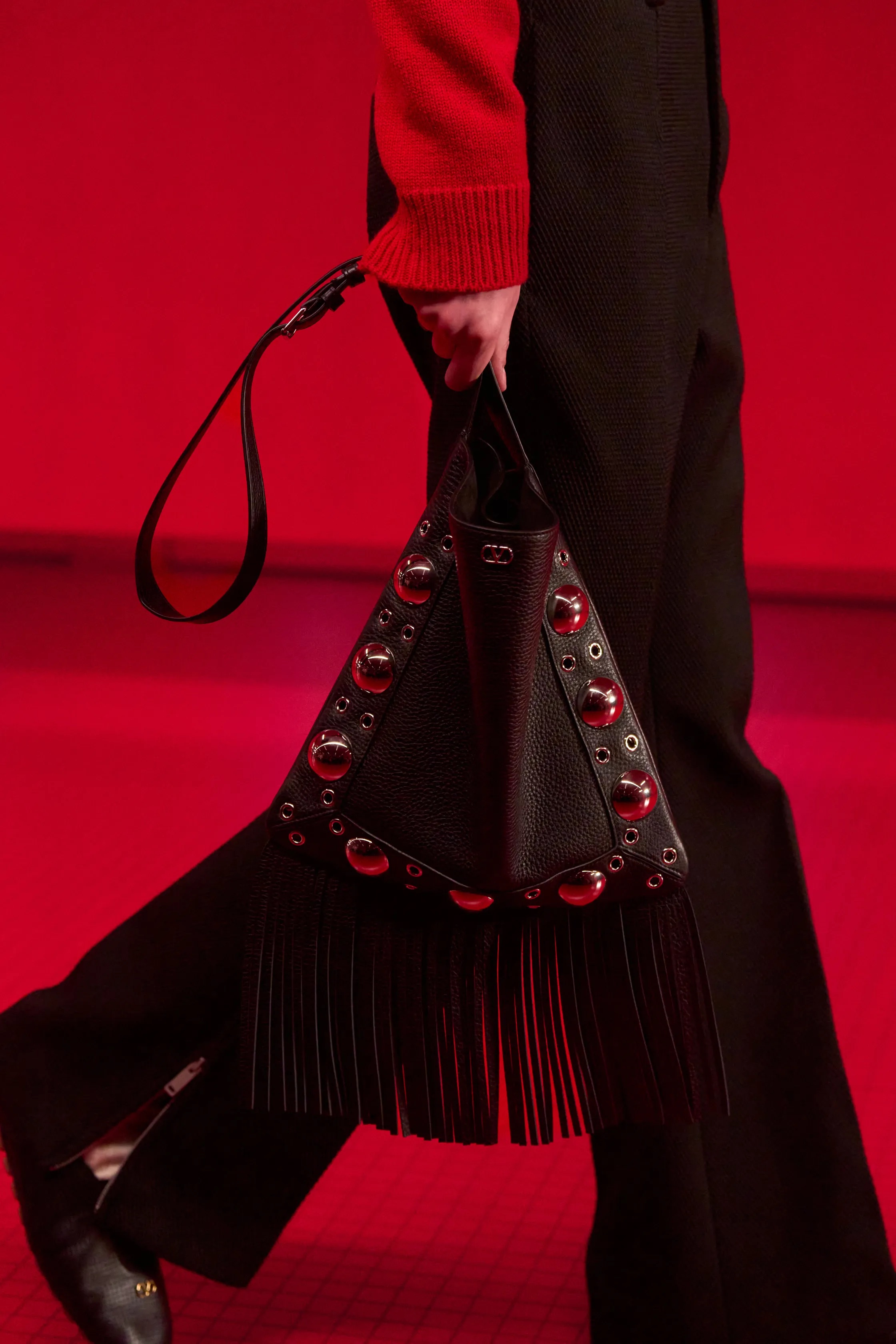 Обувь и сумки осень-зима 2025: ботфорты, туфли с открытым мыском, ридикюли и баулы (фото 47)