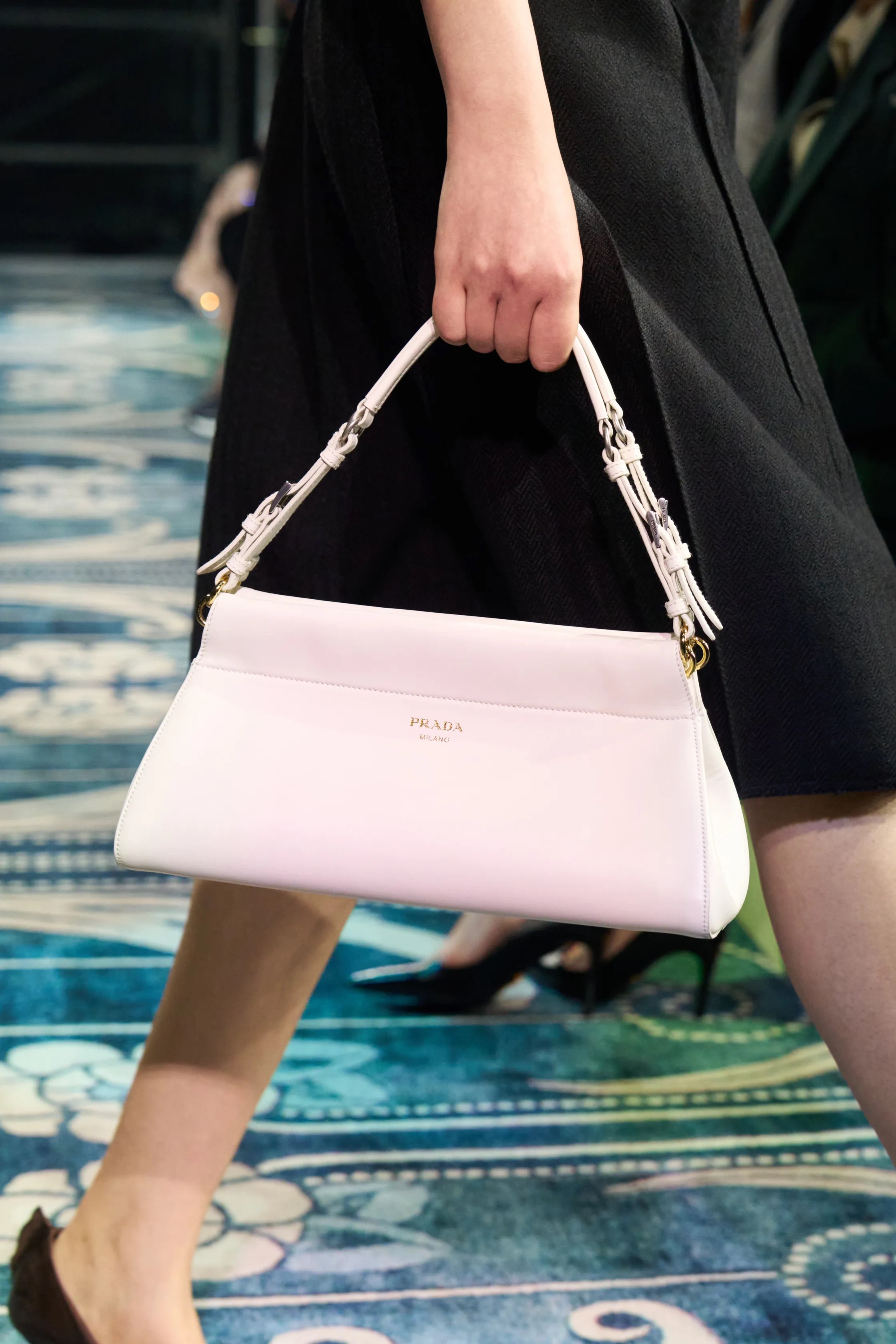 Обувь и сумки осень-зима 2025: ботфорты, туфли с открытым мыском, ридикюли и баулы (фото 48)