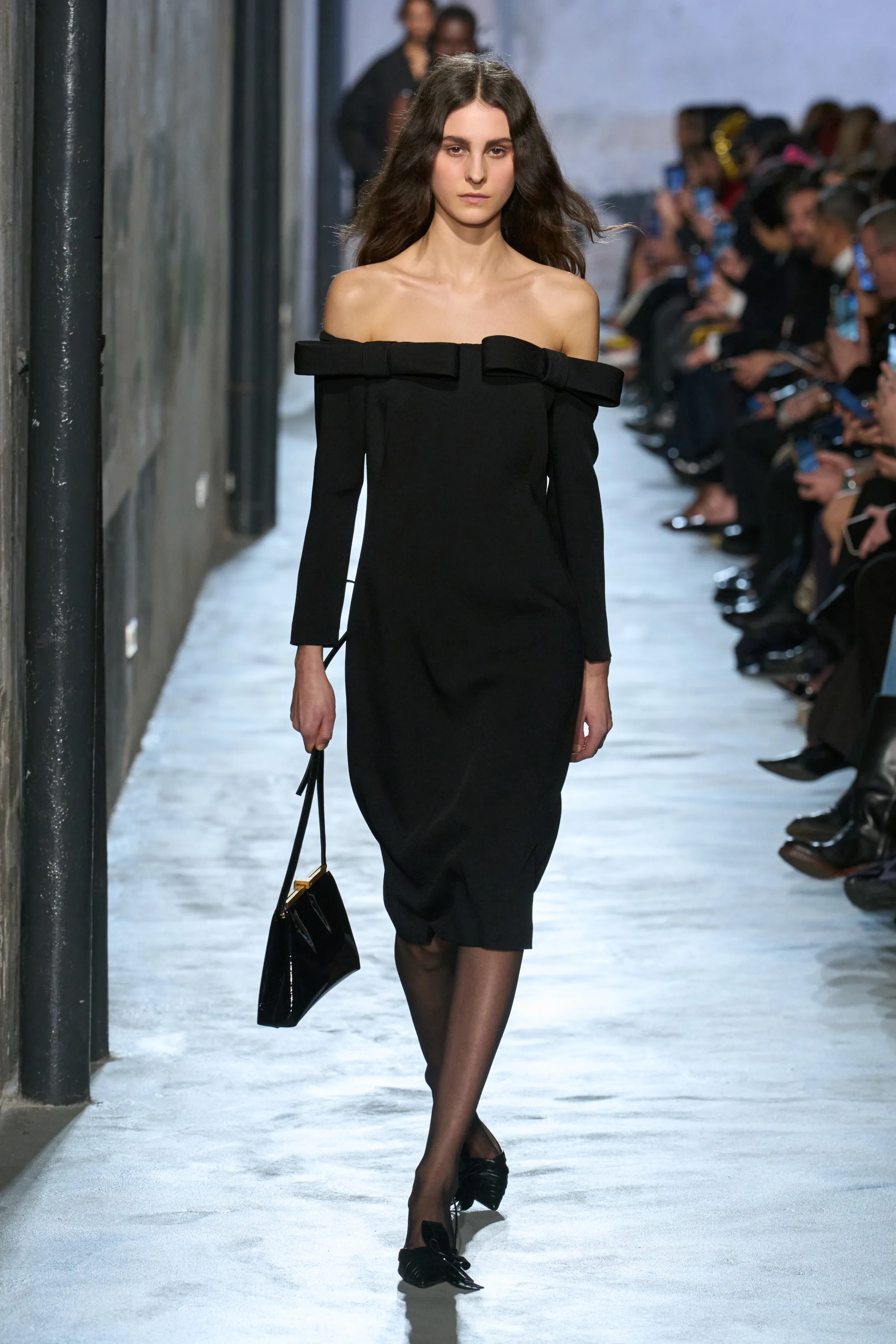 Обувь и сумки осень-зима 2025: ботфорты, туфли с открытым мыском, ридикюли и баулы (фото 51)