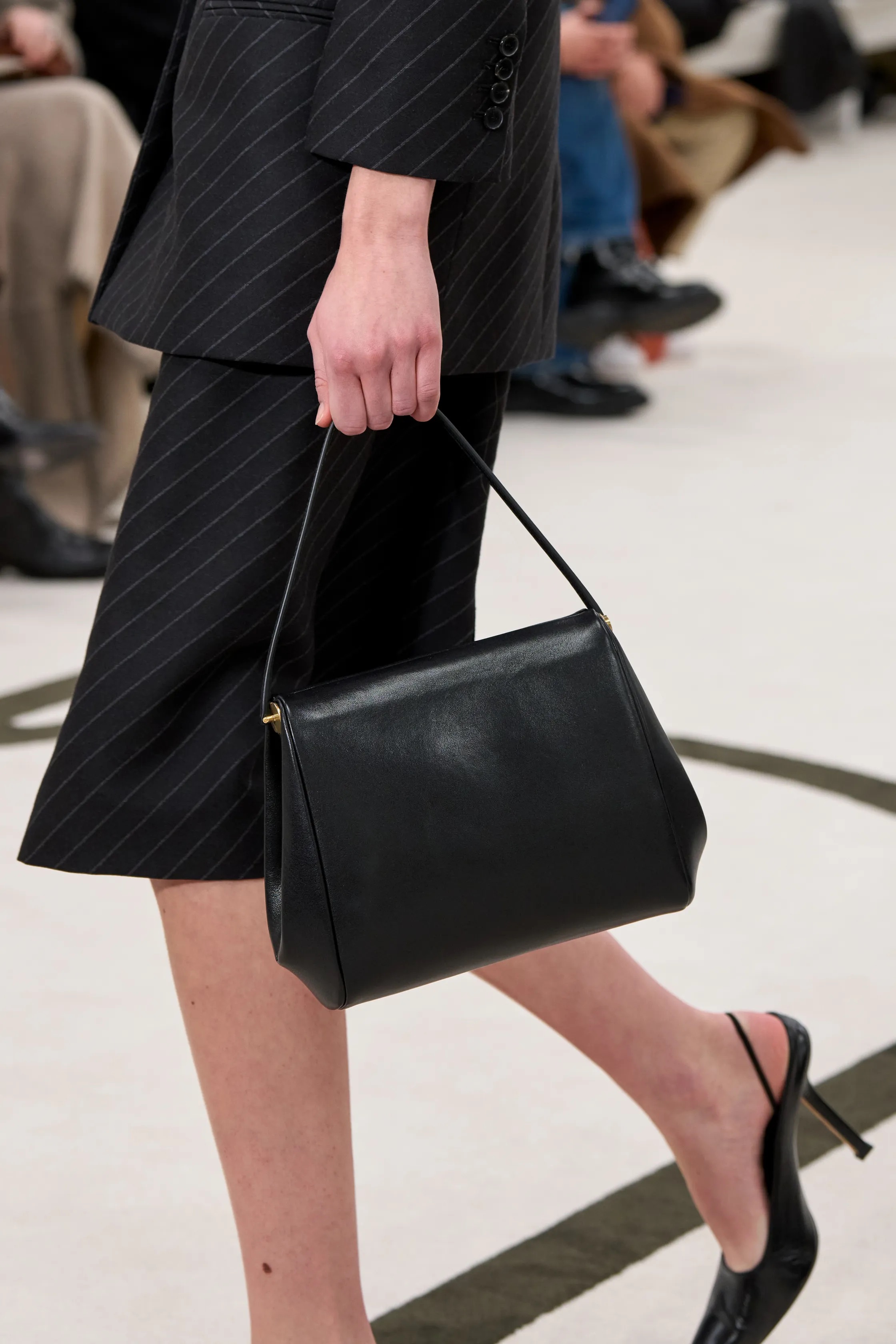 Обувь и сумки осень-зима 2025: ботфорты, туфли с открытым мыском, ридикюли и баулы (фото 49)