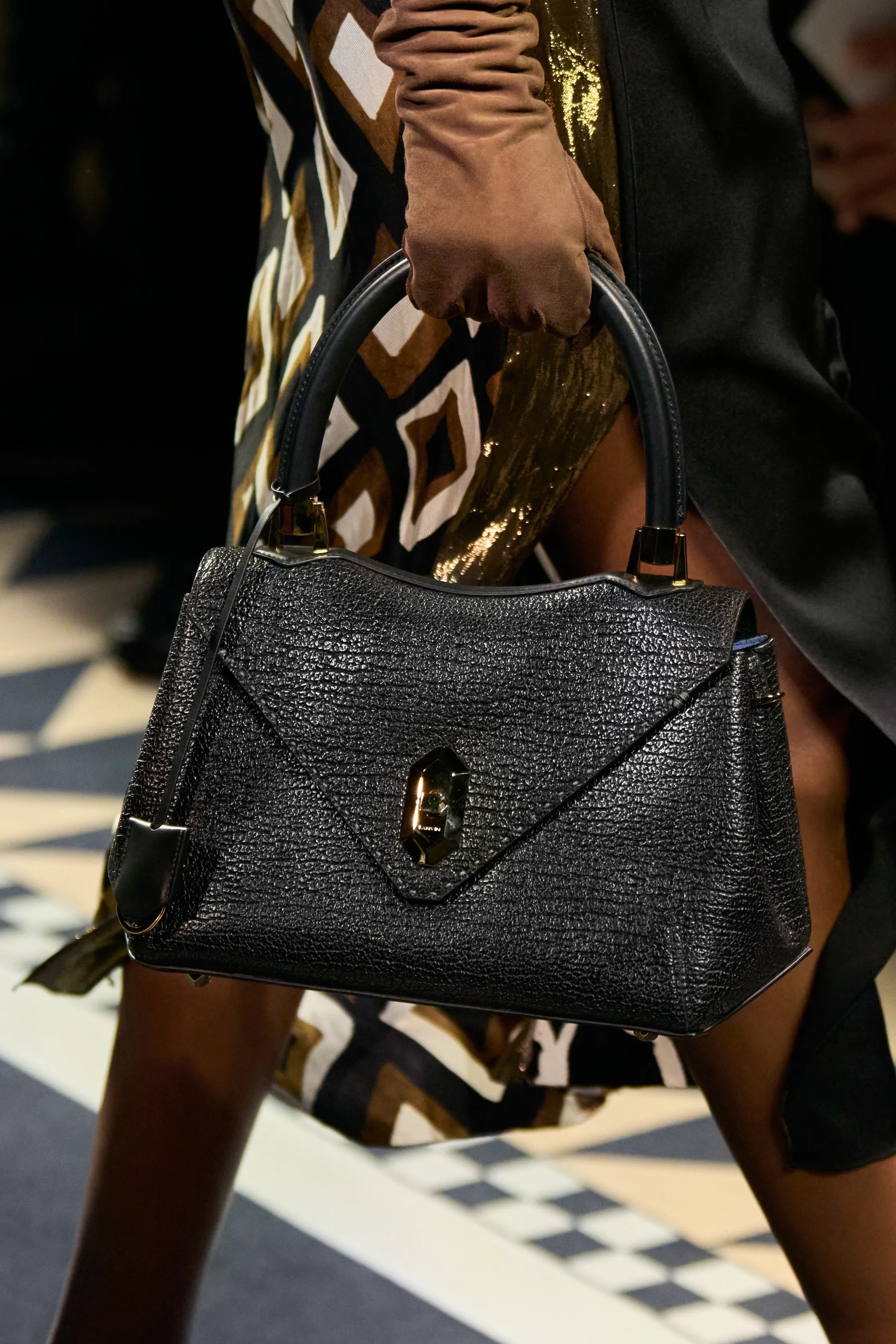 Обувь и сумки осень-зима 2025: ботфорты, туфли с открытым мыском, ридикюли и баулы (фото 50)