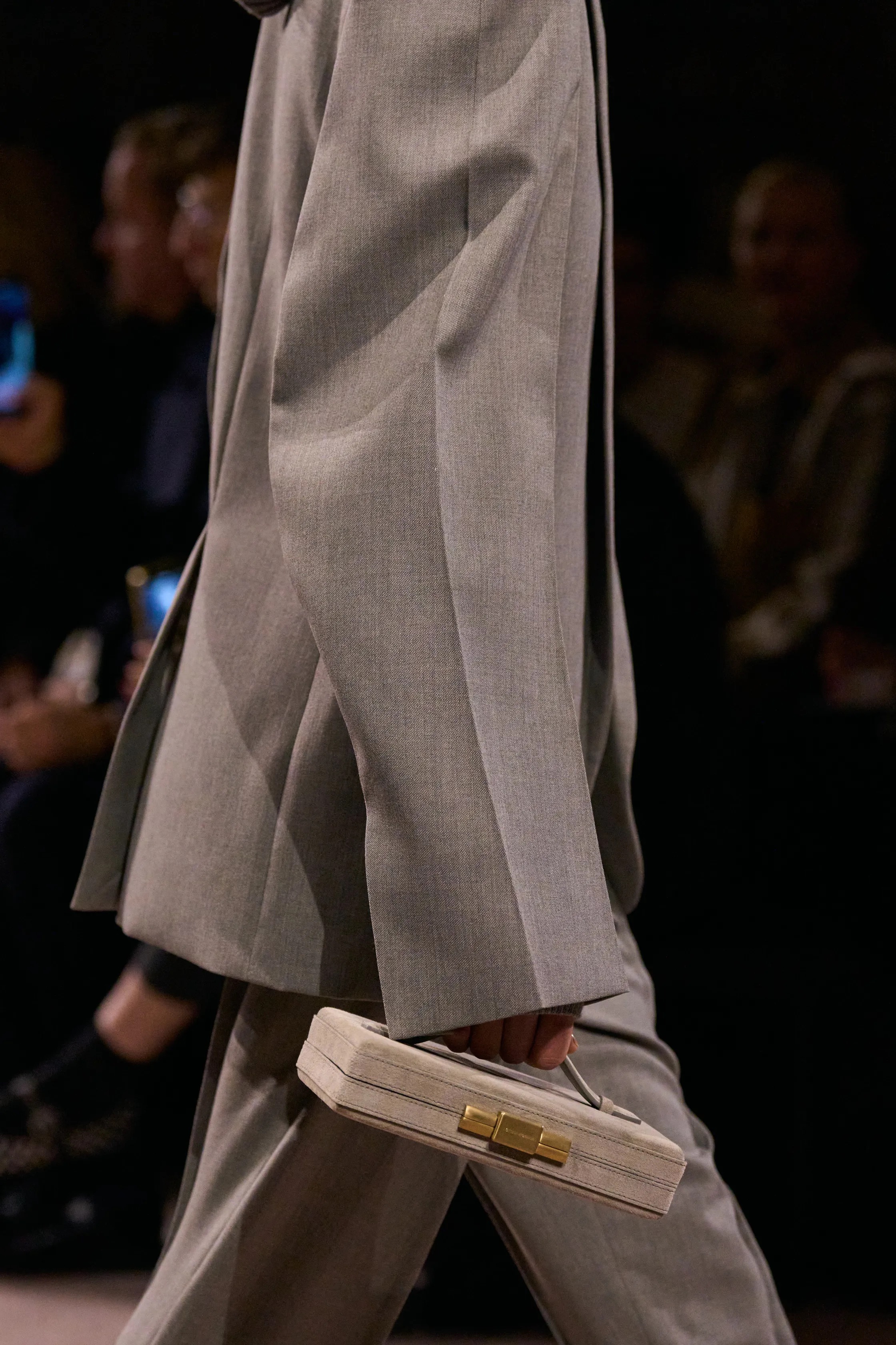 Обувь и сумки осень-зима 2025: ботфорты, туфли с открытым мыском, ридикюли и баулы (фото 54)