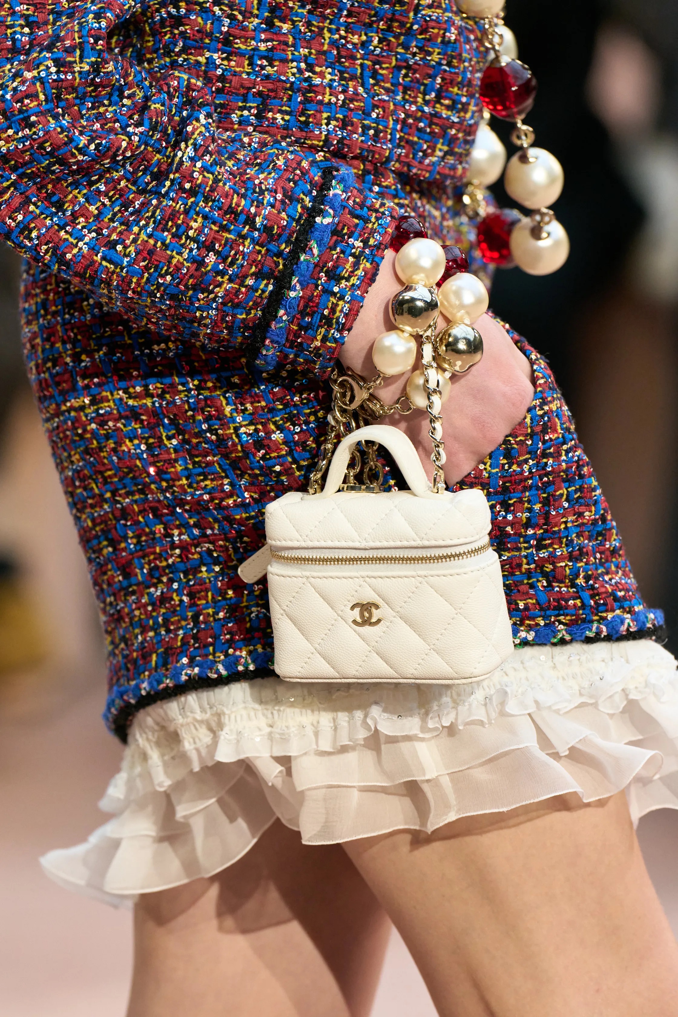 Обувь и сумки осень-зима 2025: ботфорты, туфли с открытым мыском, ридикюли и баулы (фото 57)