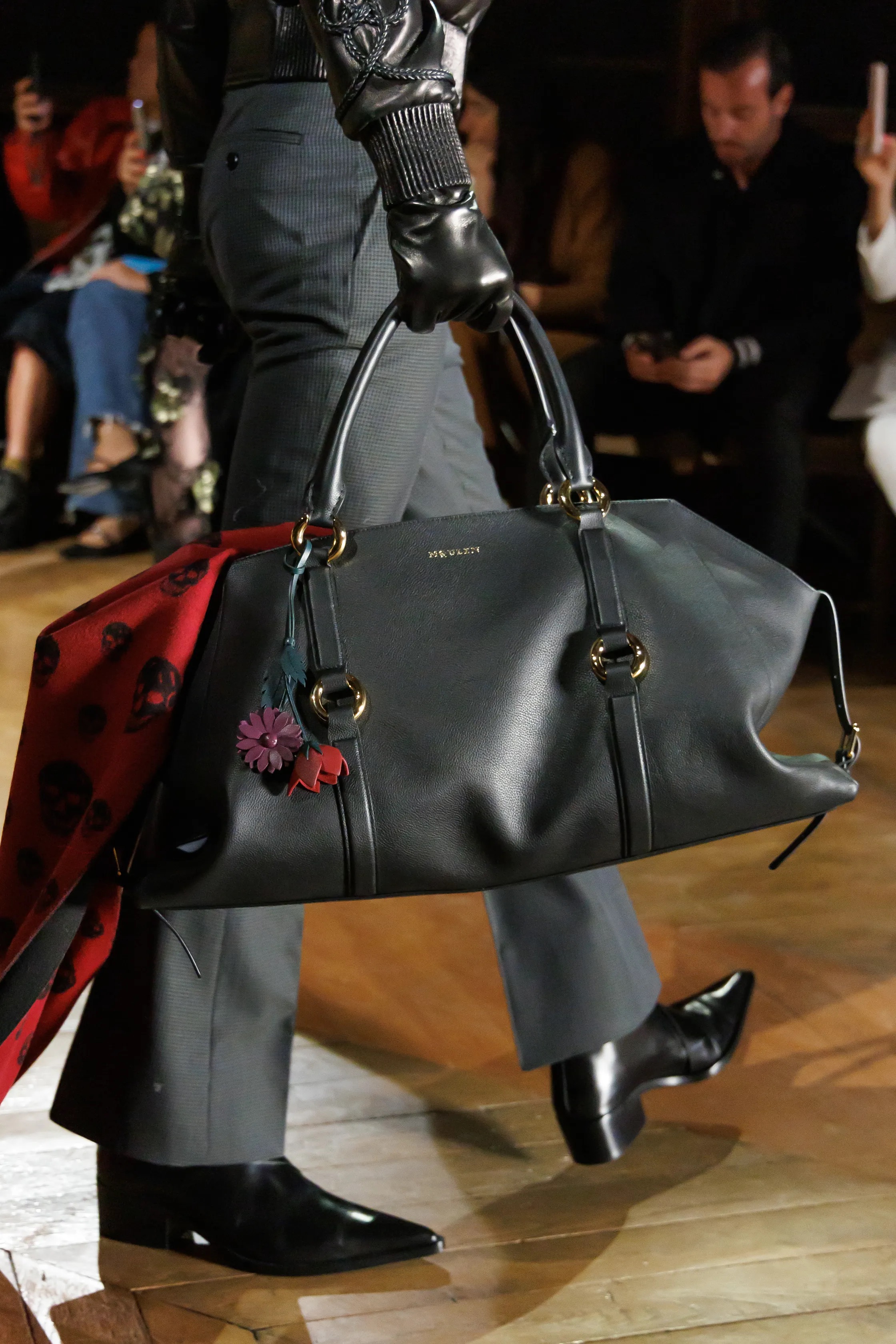 Обувь и сумки осень-зима 2025: ботфорты, туфли с открытым мыском, ридикюли и баулы (фото 60)