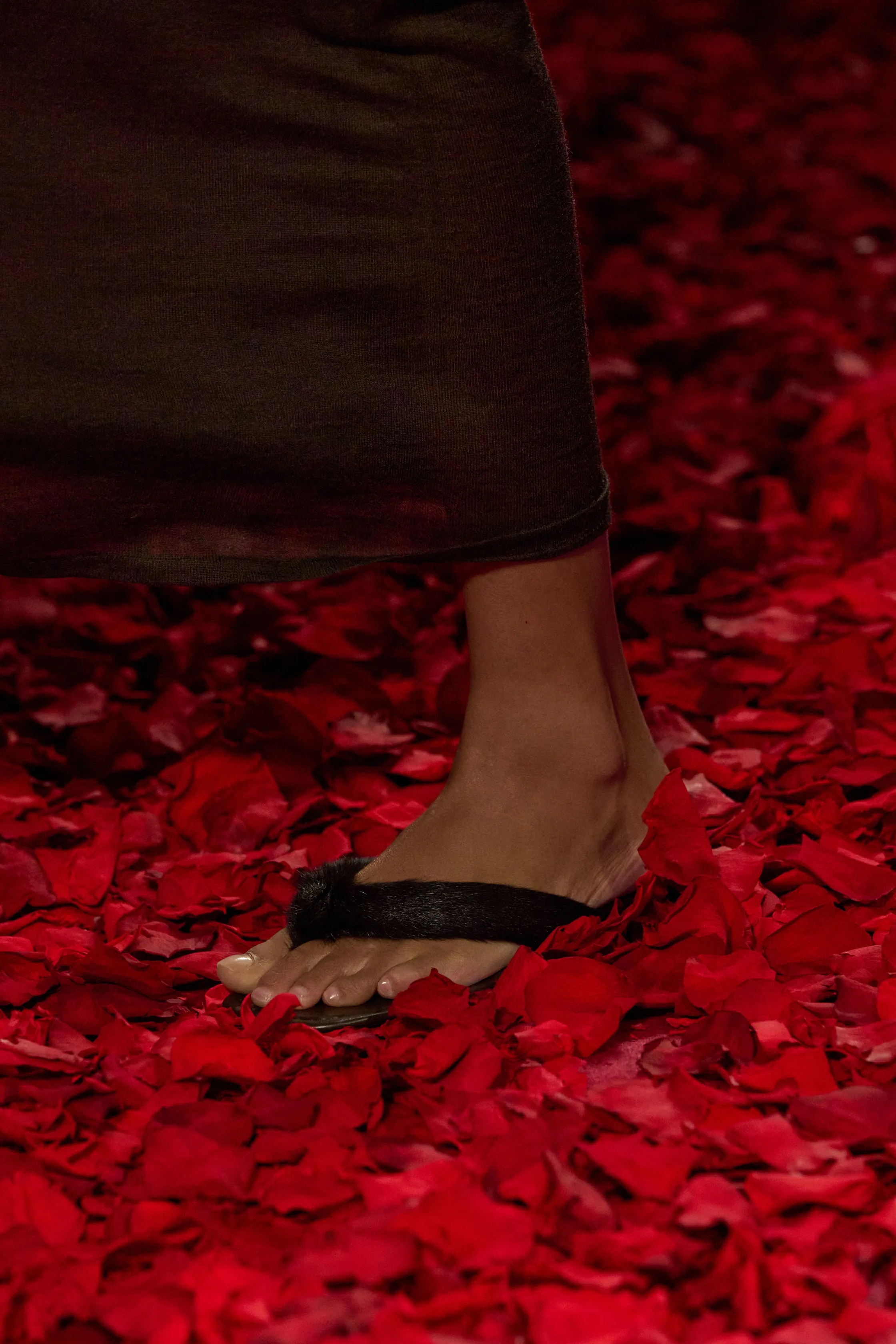 Обувь и сумки осень-зима 2025: ботфорты, туфли с открытым мыском, ридикюли и баулы (фото 70)