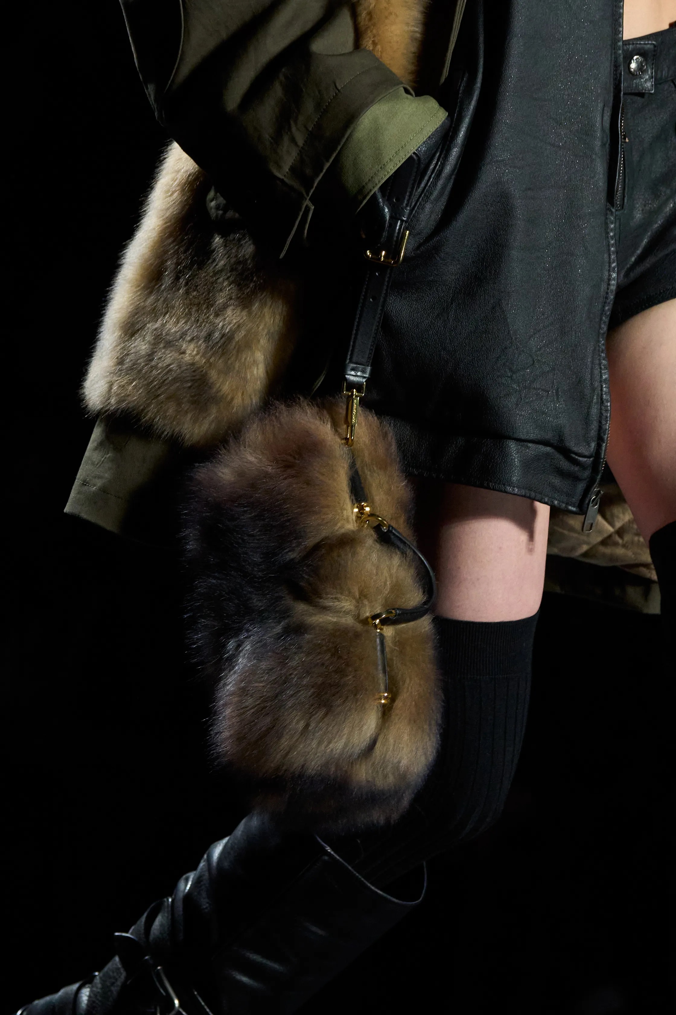 Обувь и сумки осень-зима 2025: ботфорты, туфли с открытым мыском, ридикюли и баулы (фото 68)