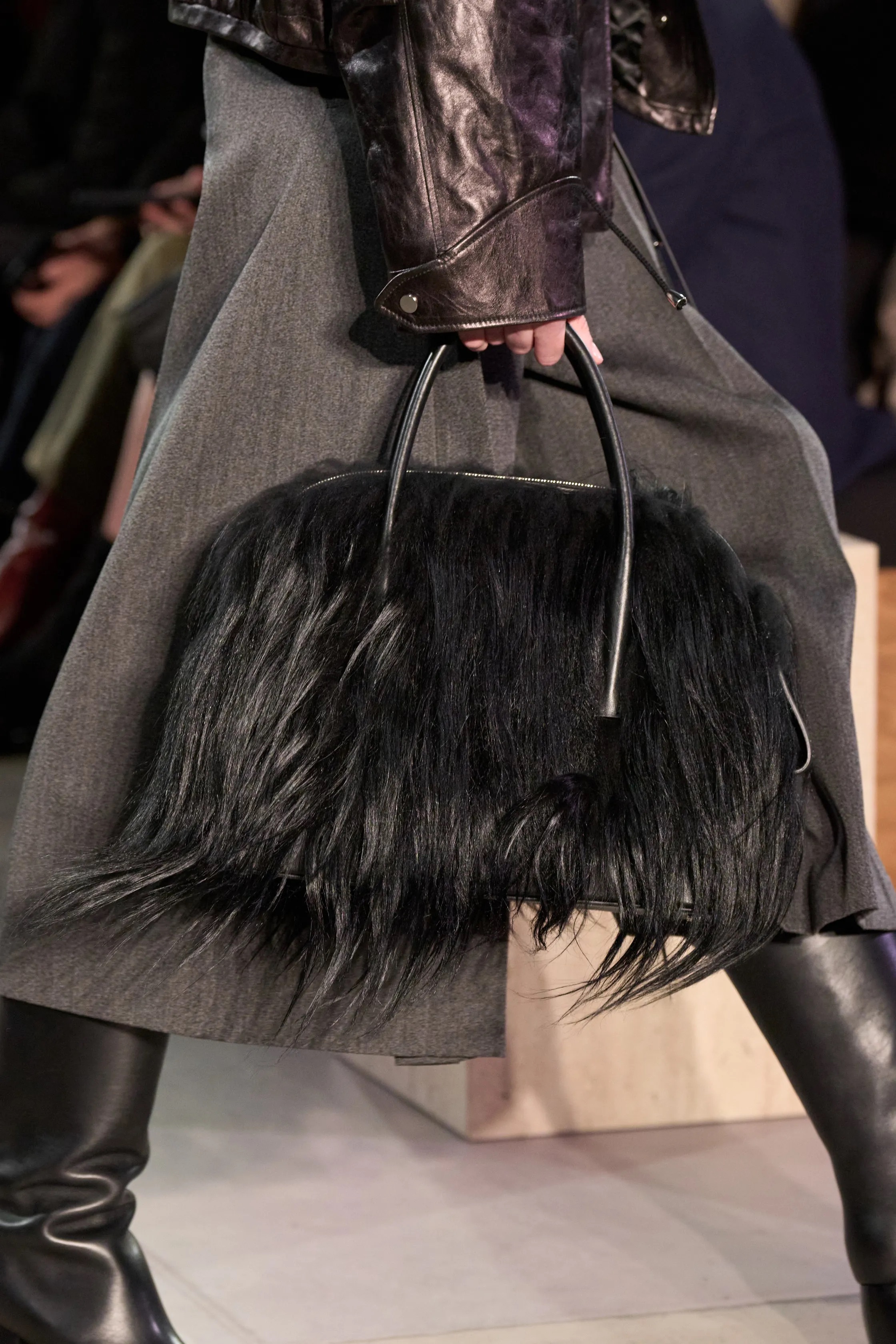 Обувь и сумки осень-зима 2025: ботфорты, туфли с открытым мыском, ридикюли и баулы (фото 67)