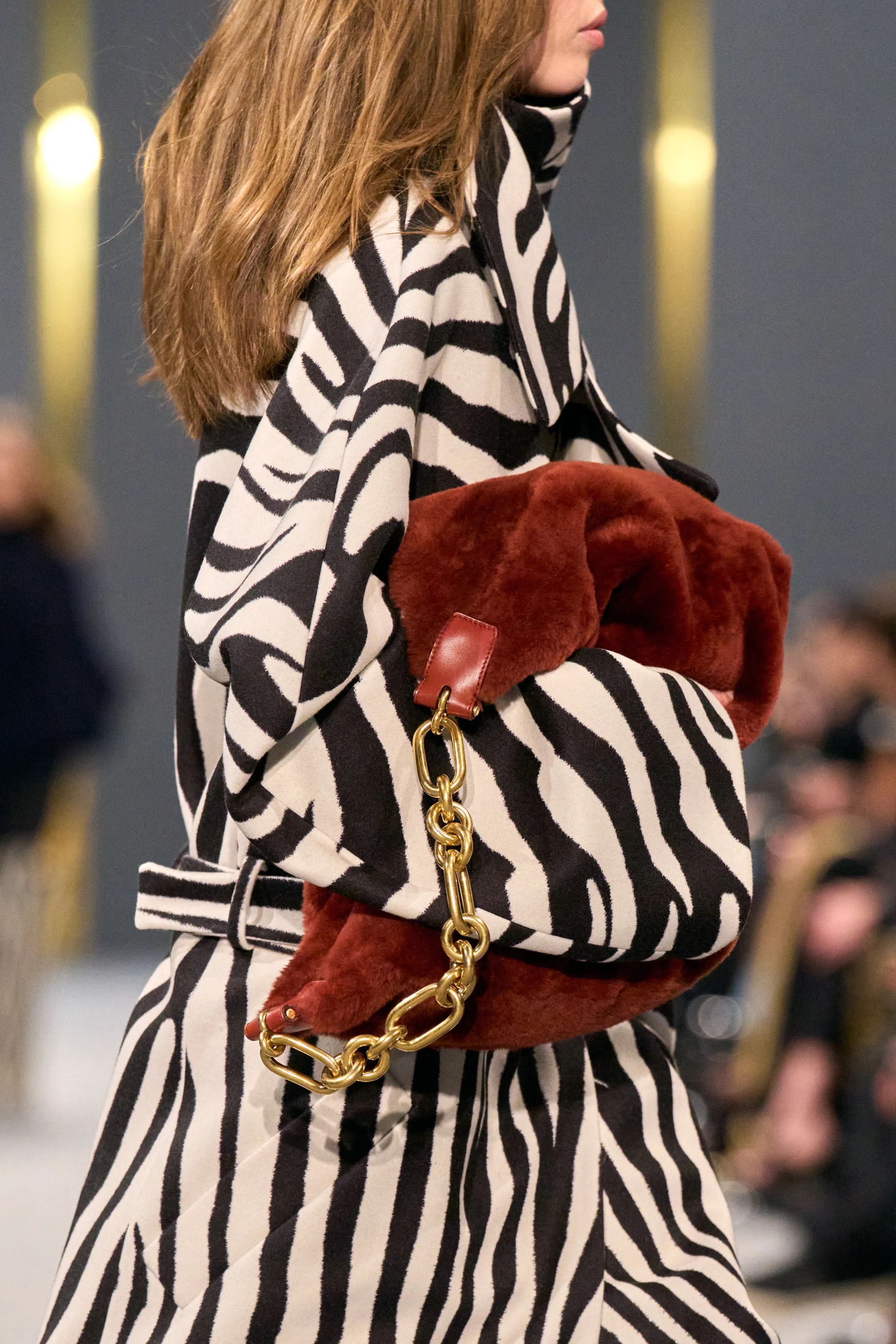 Обувь и сумки осень-зима 2025: ботфорты, туфли с открытым мыском, ридикюли и баулы (фото 69)