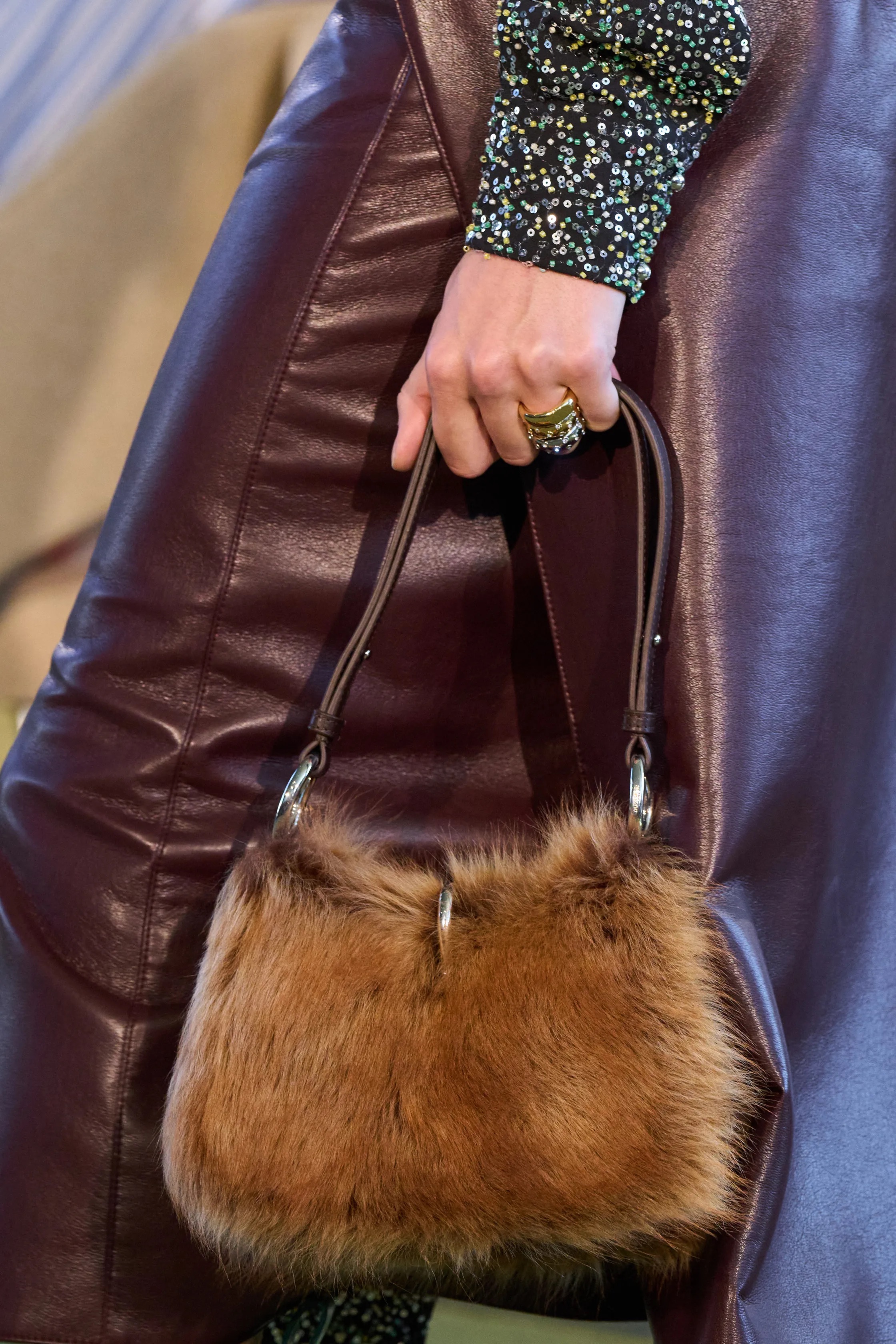 Обувь и сумки осень-зима 2025: ботфорты, туфли с открытым мыском, ридикюли и баулы (фото 65)