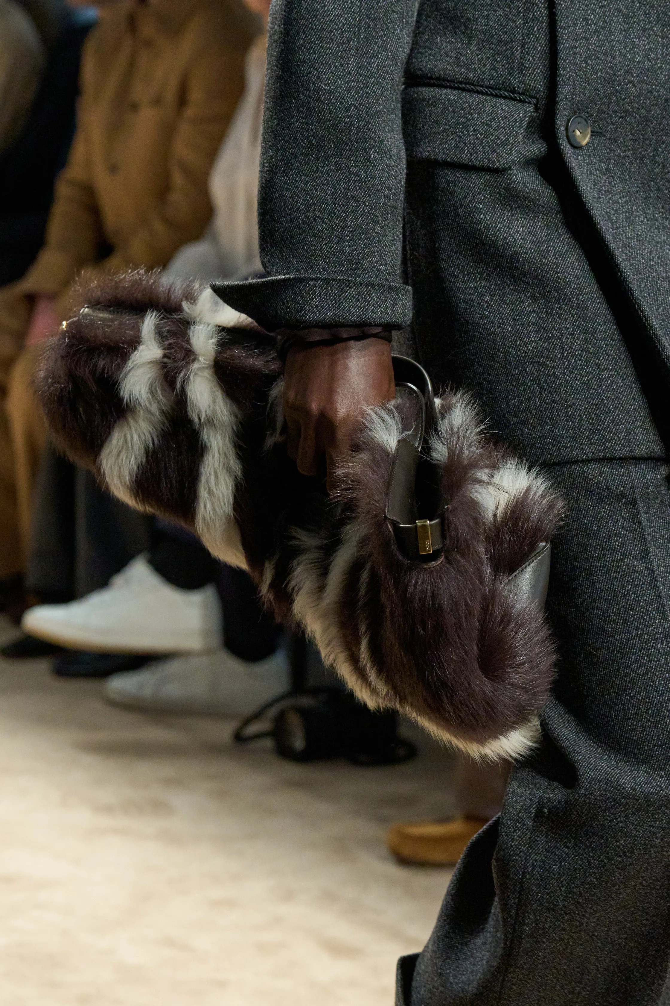 Обувь и сумки осень-зима 2025: ботфорты, туфли с открытым мыском, ридикюли и баулы (фото 71)