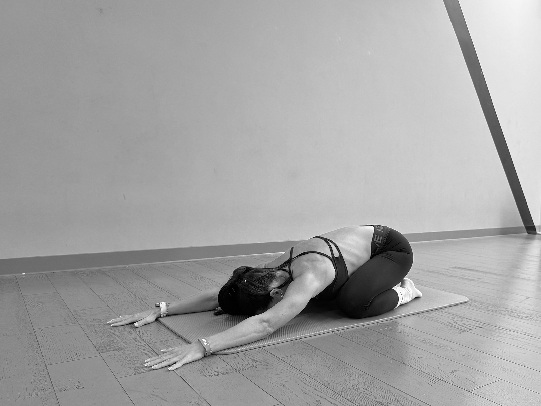 Какие упражнения помогут побороть тревожность? Показывает тренер (фото 4)