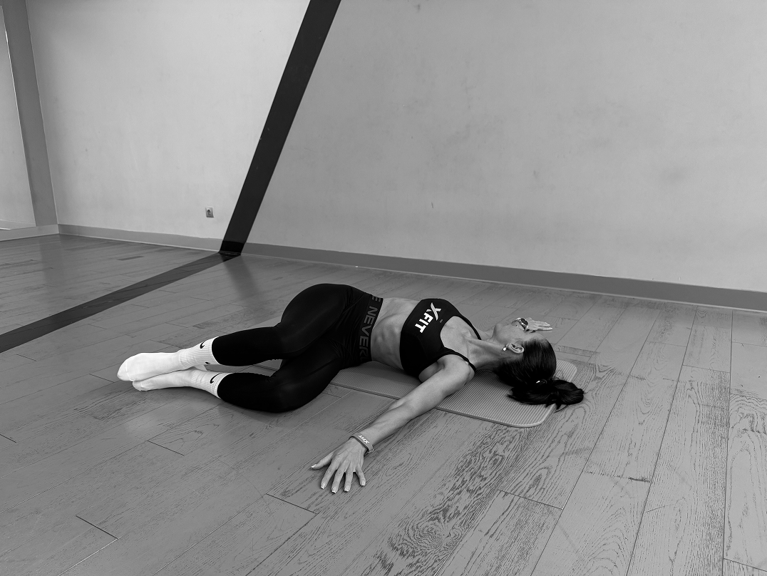 Какие упражнения помогут побороть тревожность? Показывает тренер (фото 6)