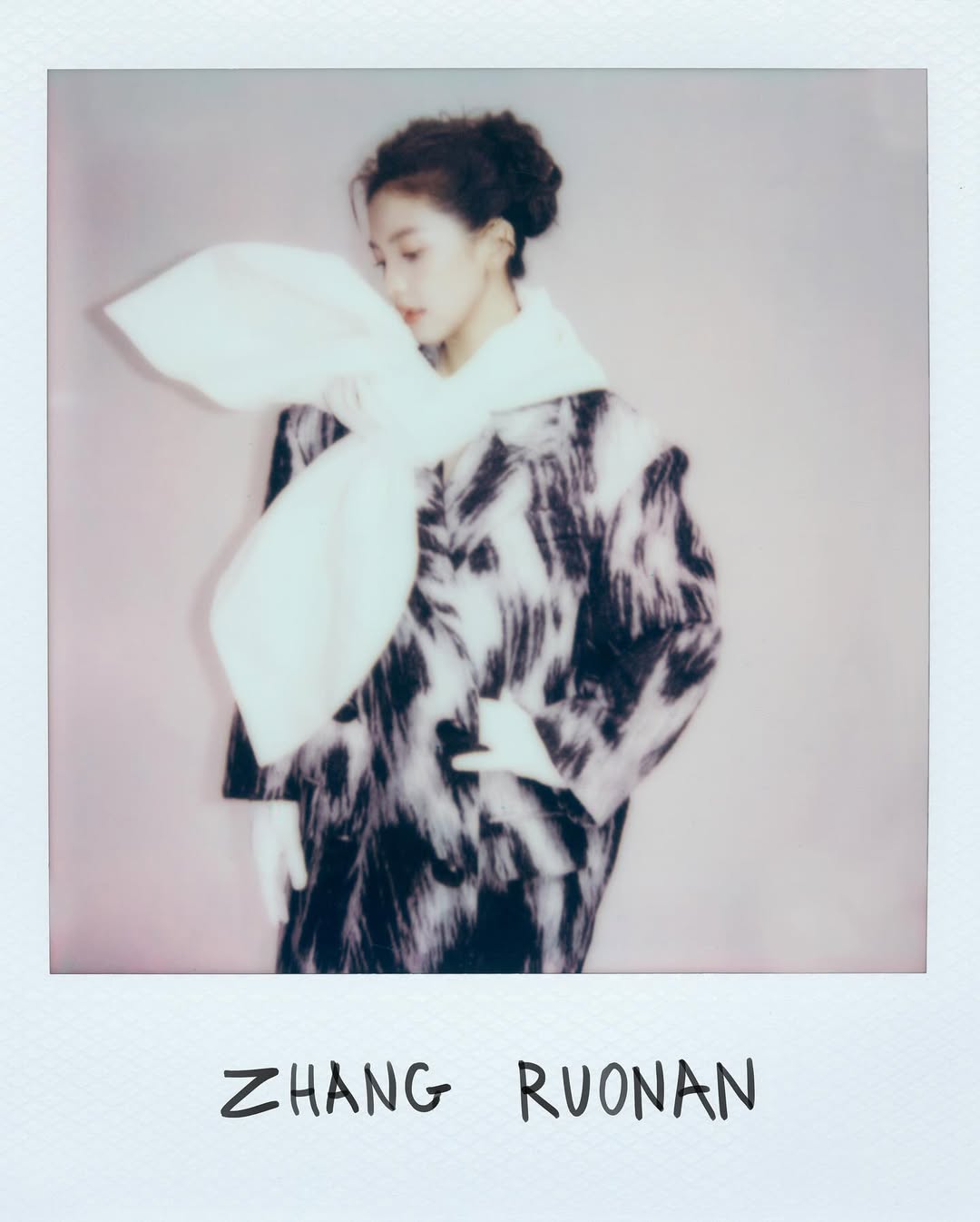 Актриса Чжан Жонань стала лицом Givenchy в Китае (фото 2)