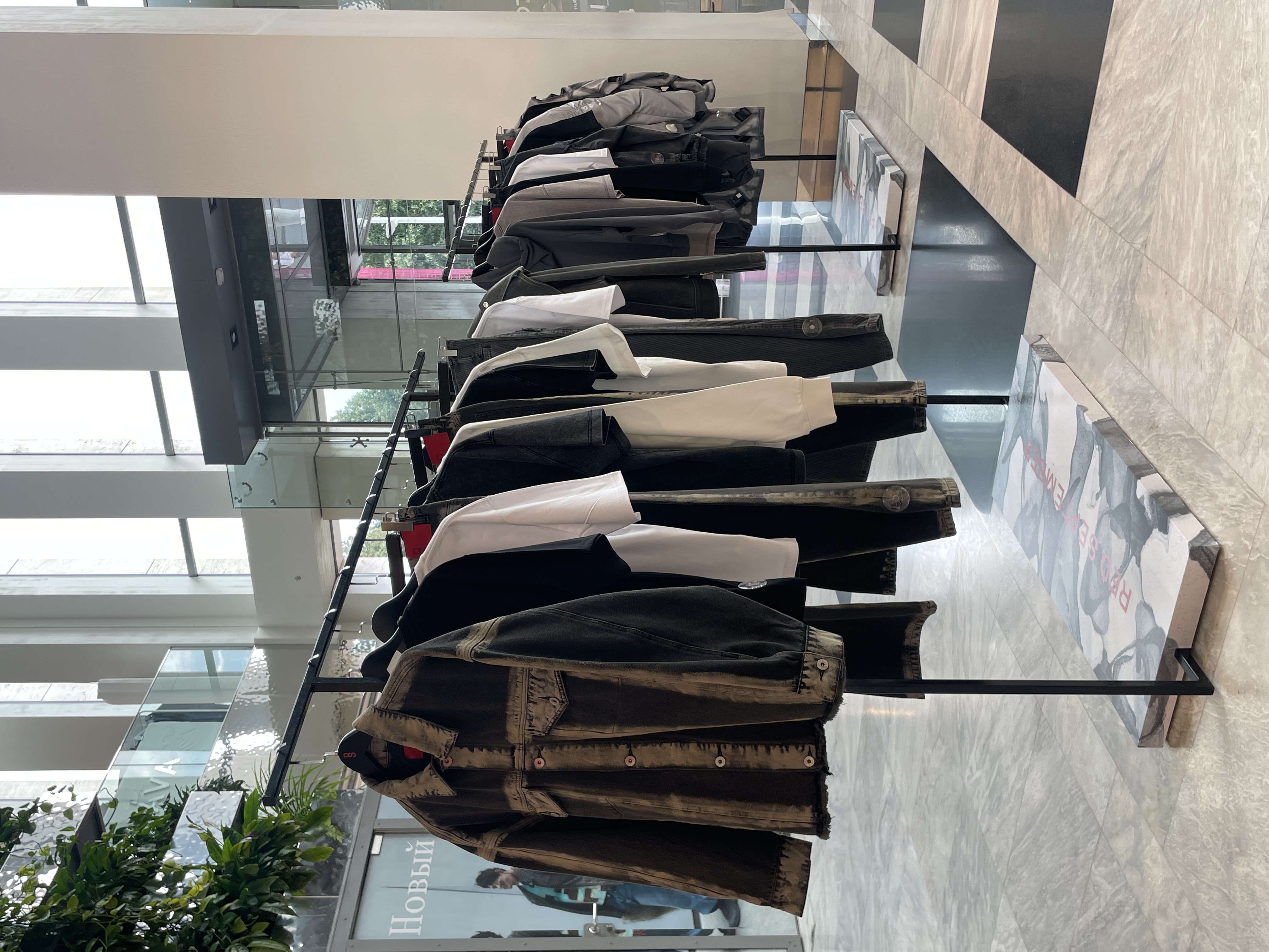 В «Цветном» открылся поп-ап Red September (фото 1)