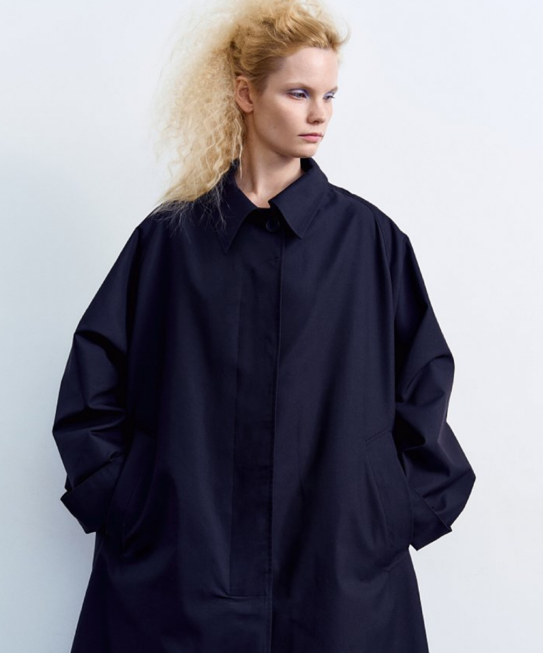 Необычные пальто и ветровки в духе Prada: верхняя одежда на осень от локальных брендов (фото 1)