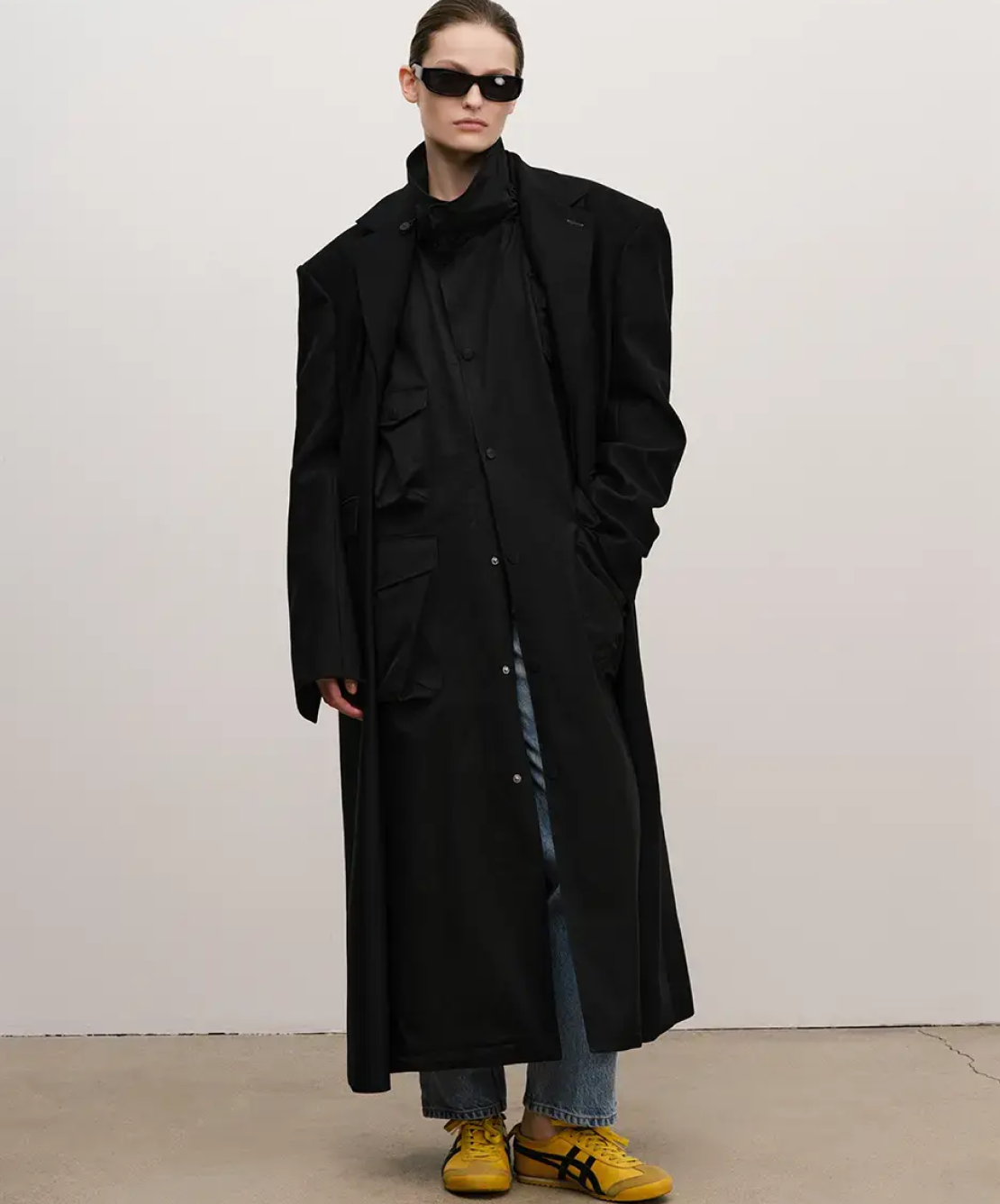 Необычные пальто и ветровки в духе Prada: верхняя одежда на осень от локальных брендов (фото 2)