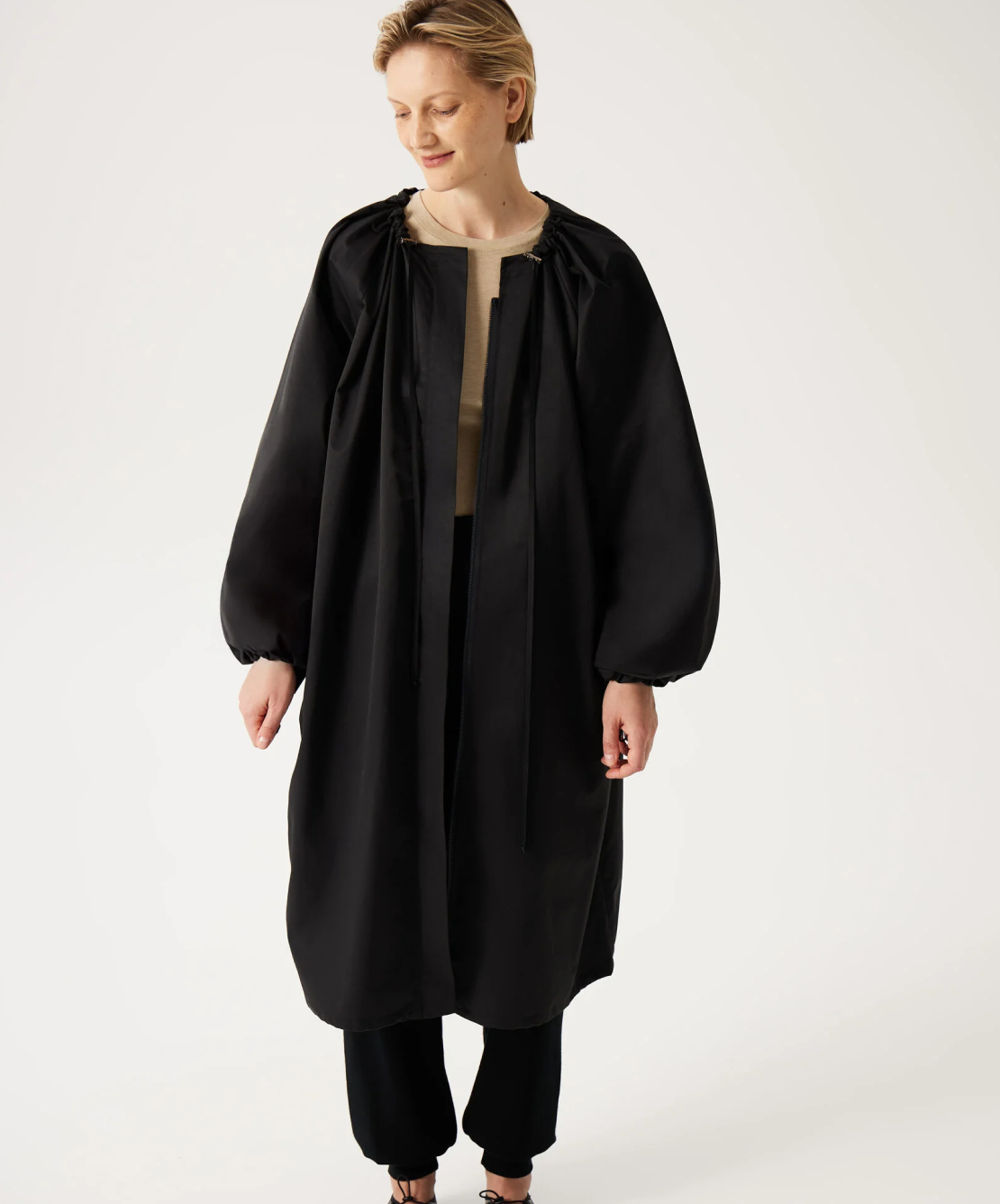 Необычные пальто и ветровки в духе Prada: верхняя одежда на осень от локальных брендов (фото 6)