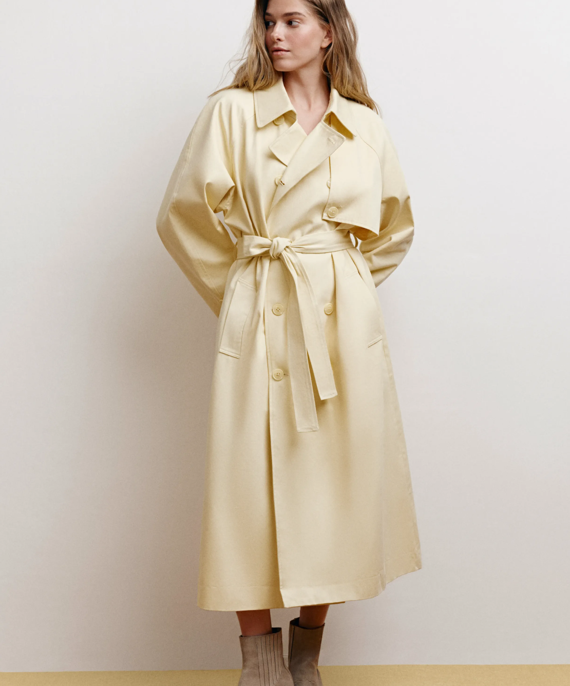 Необычные пальто и ветровки в духе Prada: верхняя одежда на осень от локальных брендов (фото 8)