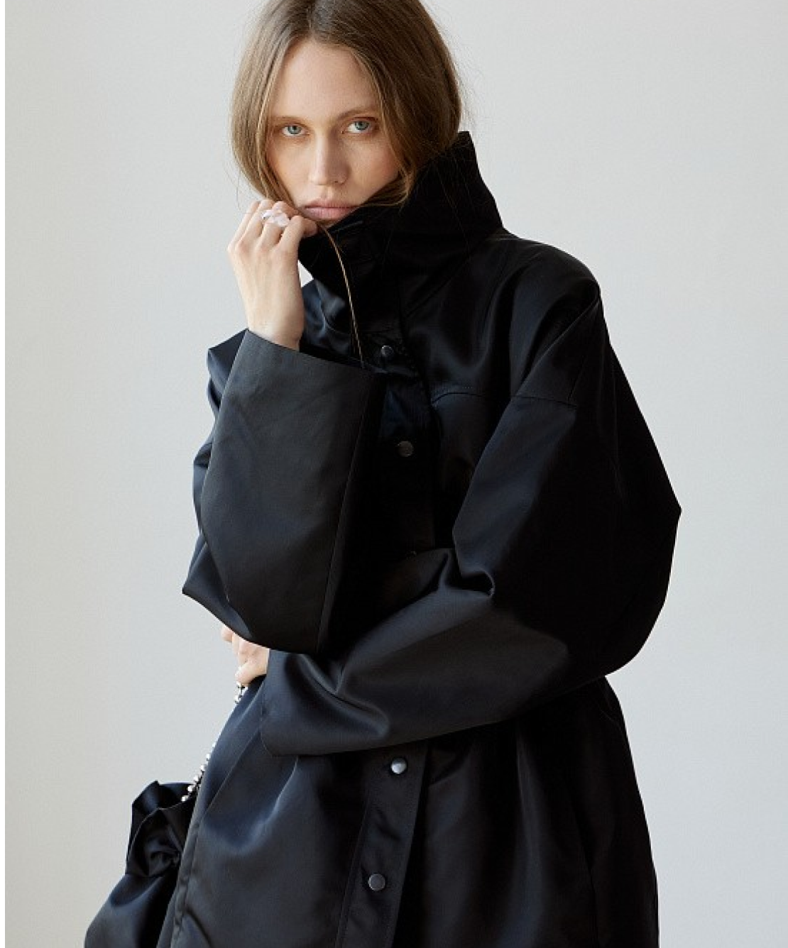 Необычные пальто и ветровки в духе Prada: верхняя одежда на осень от локальных брендов (фото 9)