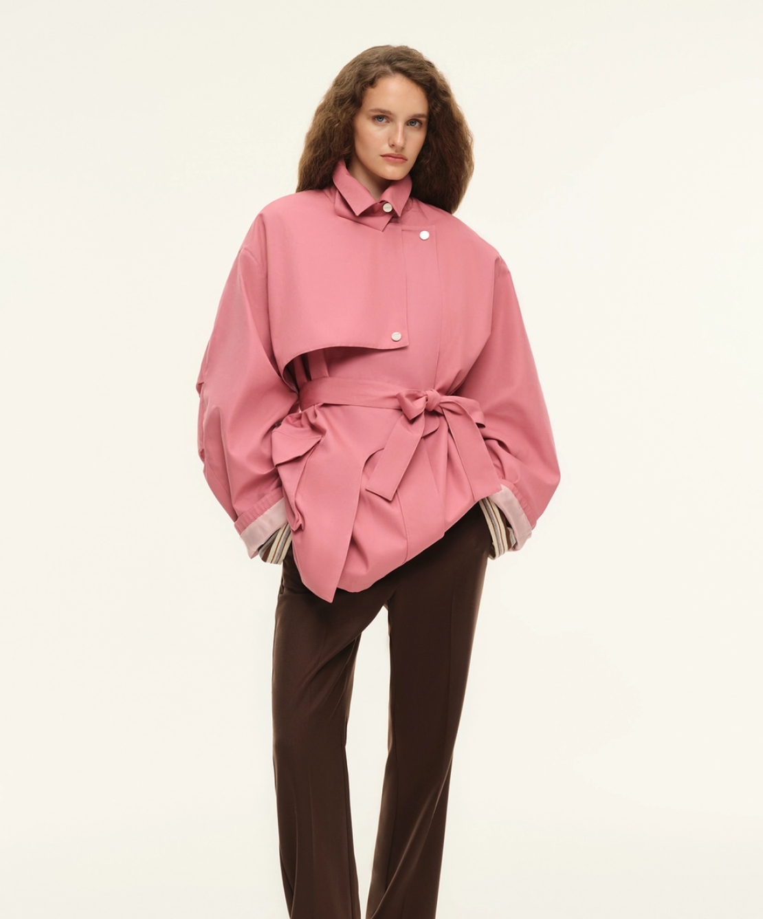 Необычные пальто и ветровки в духе Prada: верхняя одежда на осень от локальных брендов (фото 12)