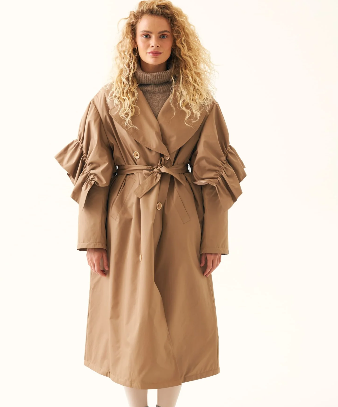 Необычные пальто и ветровки в духе Prada: верхняя одежда на осень от локальных брендов (фото 11)