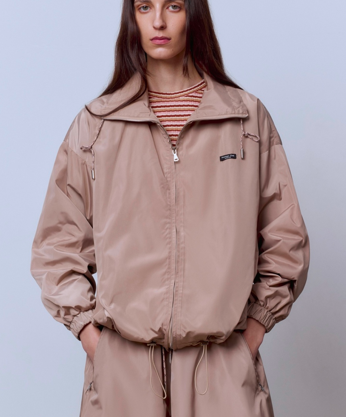 Необычные пальто и ветровки в духе Prada: верхняя одежда на осень от локальных брендов (фото 18)