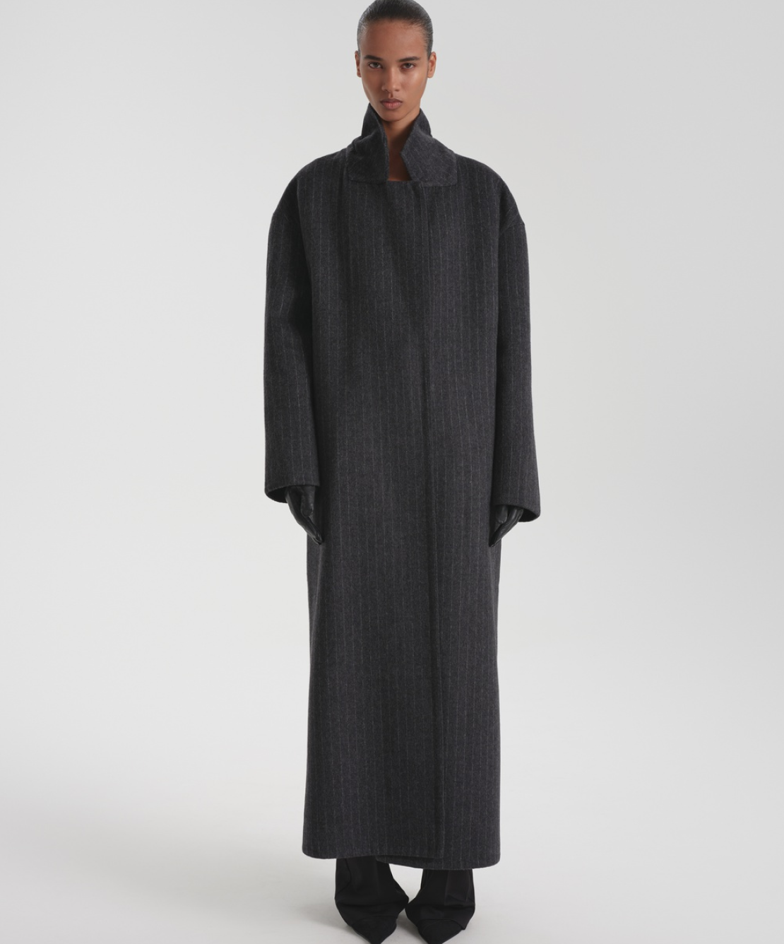 Необычные пальто и ветровки в духе Prada: верхняя одежда на осень от локальных брендов (фото 23)