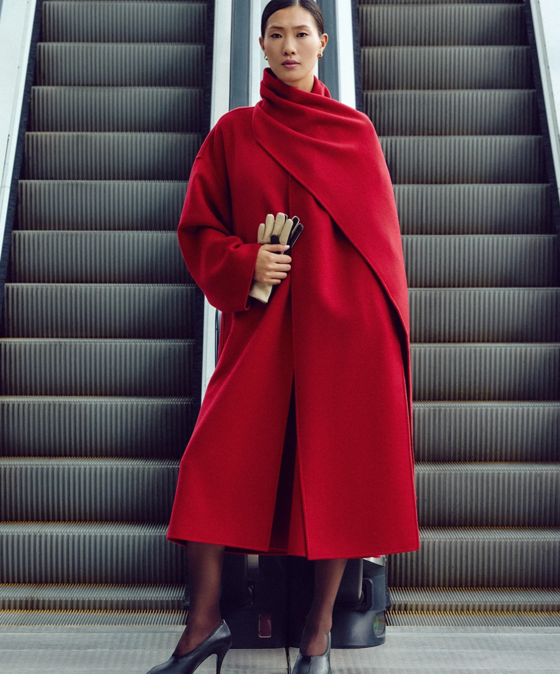 Необычные пальто и ветровки в духе Prada: верхняя одежда на осень от локальных брендов (фото 24)