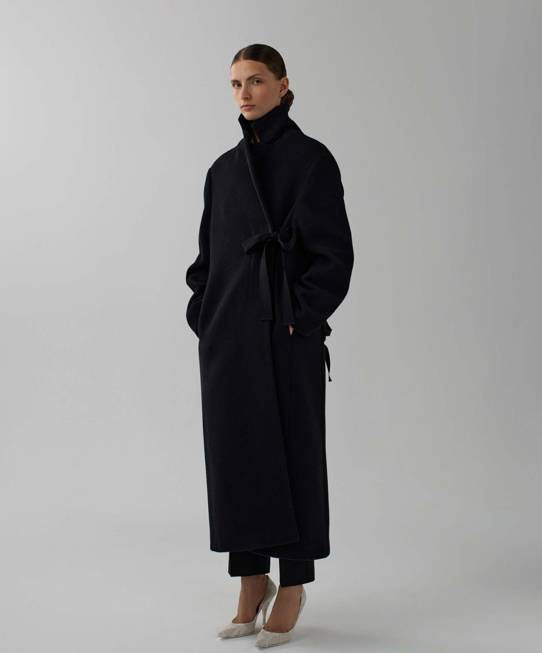 Необычные пальто и ветровки в духе Prada: верхняя одежда на осень от локальных брендов (фото 22)