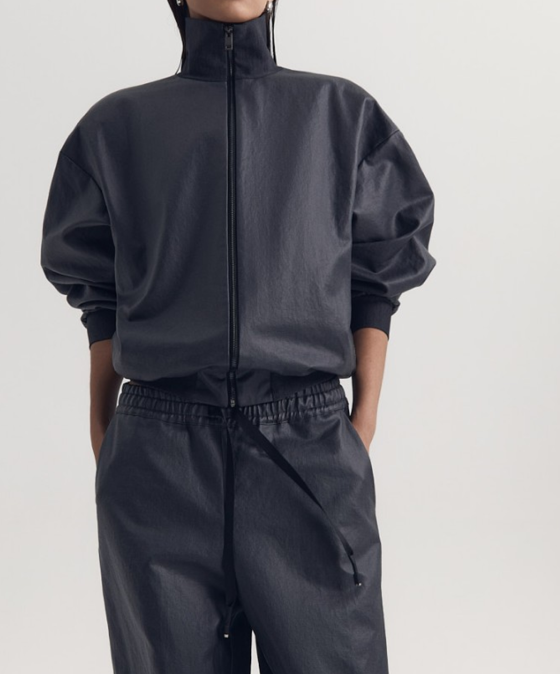 Необычные пальто и ветровки в духе Prada: верхняя одежда на осень от локальных брендов (фото 31)