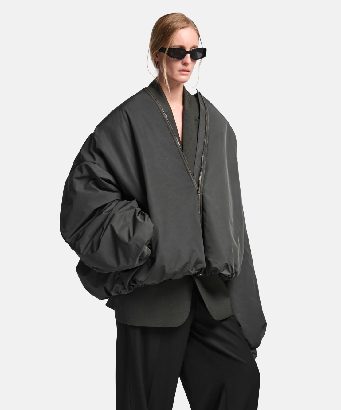 Необычные пальто и ветровки в духе Prada: верхняя одежда на осень от локальных брендов (фото 32)