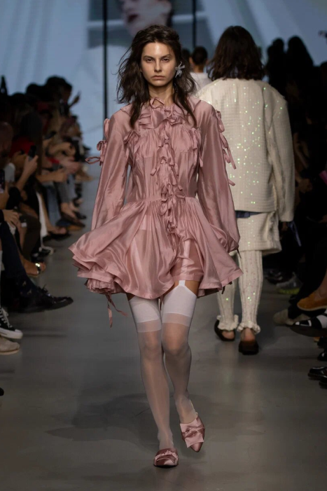 Советская эстетика и гламурные нулевые: чем запомнилась Неделя моды в Москве (фото 18)