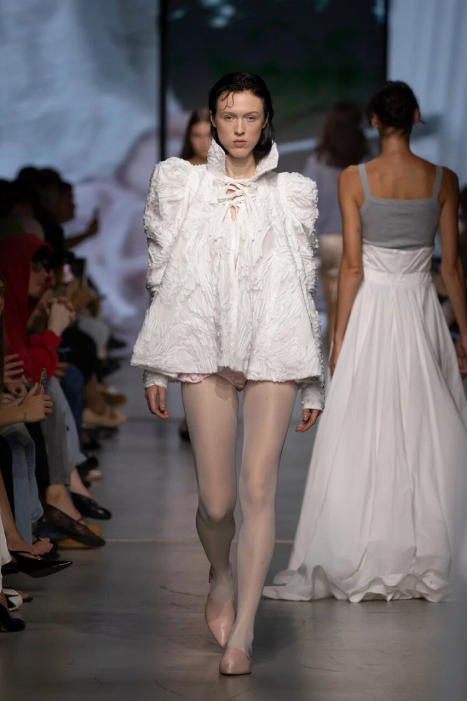 Советская эстетика и гламурные нулевые: чем запомнилась Неделя моды в Москве (фото 17)