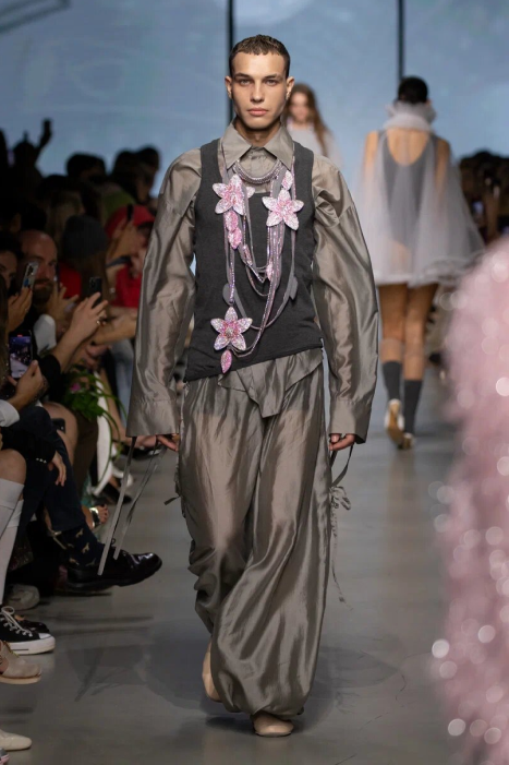 Советская эстетика и гламурные нулевые: чем запомнилась Неделя моды в Москве (фото 19)