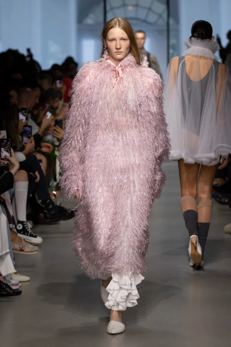 Советская эстетика и гламурные нулевые: чем запомнилась Неделя моды в Москве (фото 16)