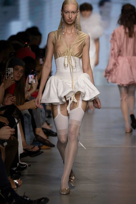 Советская эстетика и гламурные нулевые: чем запомнилась Неделя моды в Москве (фото 20)