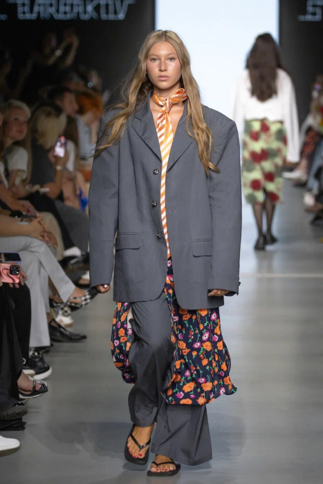 Советская эстетика и гламурные нулевые: чем запомнилась Неделя моды в Москве (фото 23)