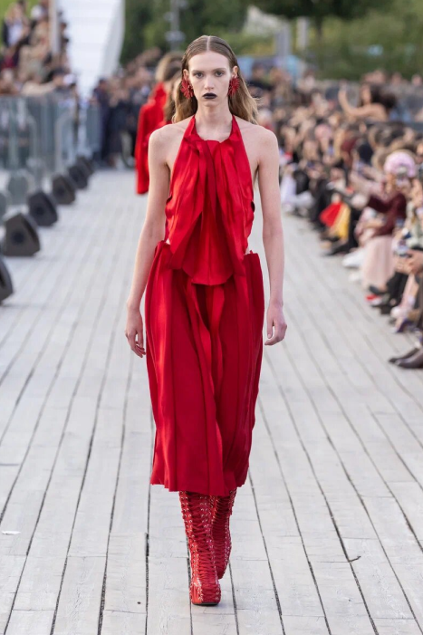 Советская эстетика и гламурные нулевые: чем запомнилась Неделя моды в Москве (фото 26)