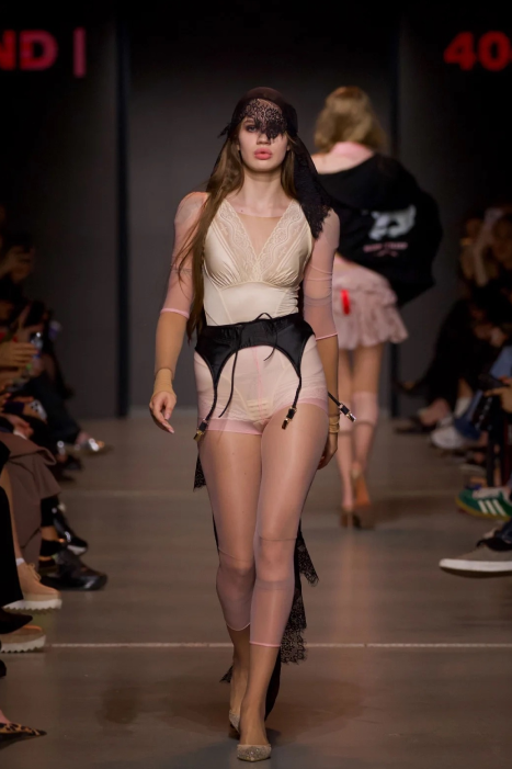 Советская эстетика и гламурные нулевые: чем запомнилась Неделя моды в Москве (фото 33)