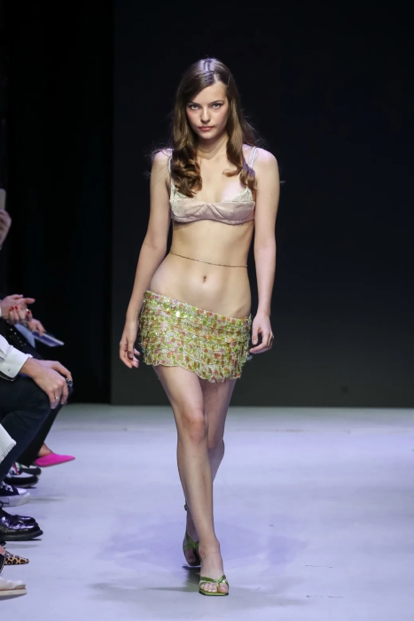 Советская эстетика и гламурные нулевые: чем запомнилась Неделя моды в Москве (фото 39)