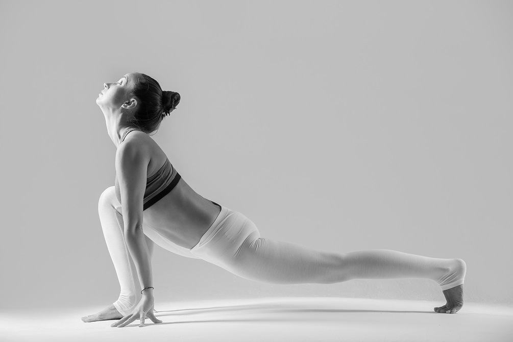 Какие асаны из йоги можно выполнять утром? Показывает тренер (фото 3)