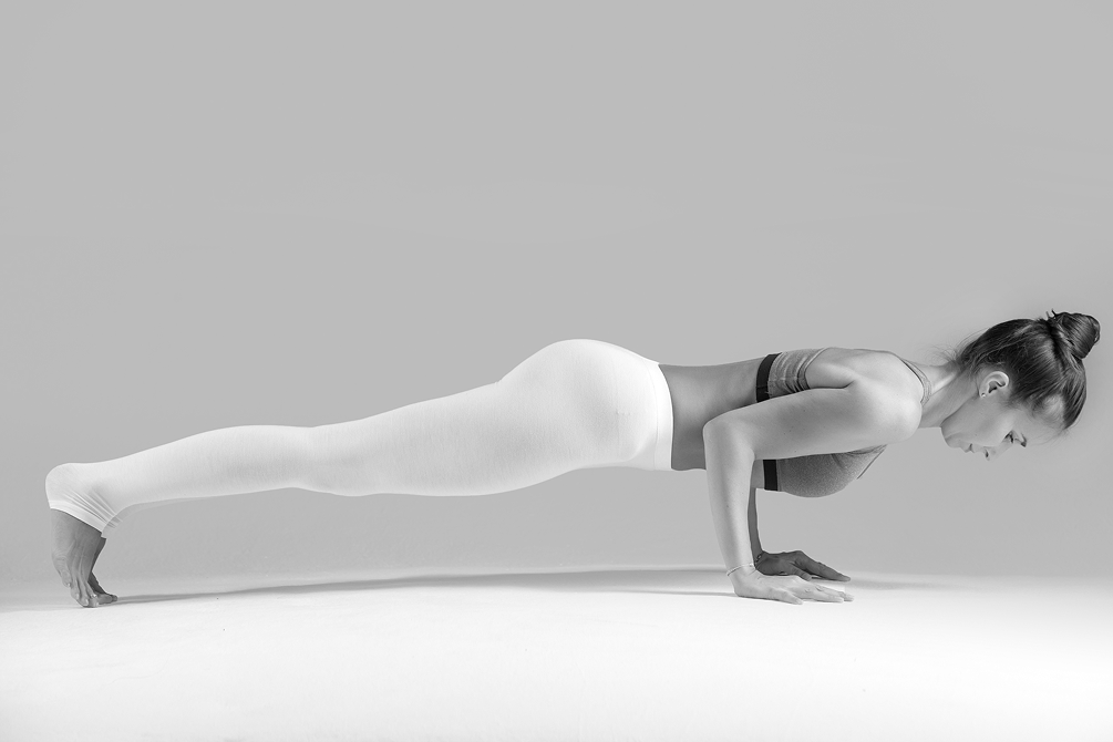 Какие асаны из йоги можно выполнять утром? Показывает тренер (фото 4)