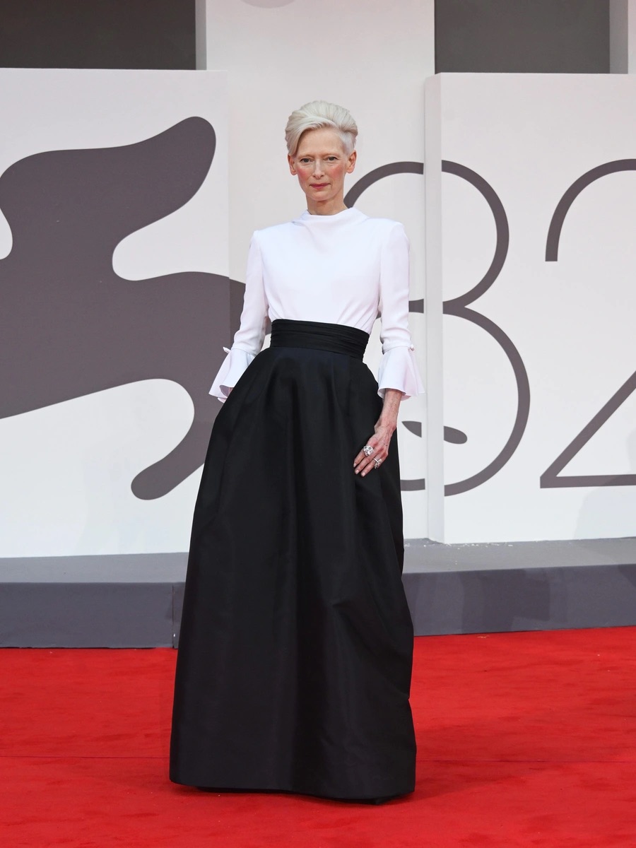 Тильда Суинтон в Chanel и Аня Рубик в Saint Laurent: лучшие образы Венецианского кинофестиваля 2025 (фото 2)