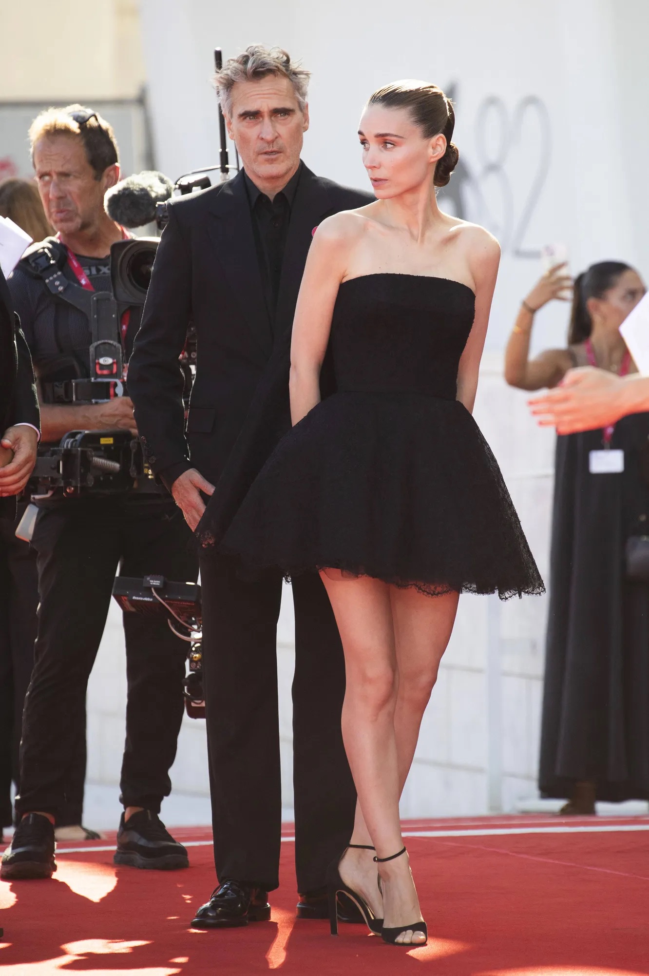 Тильда Суинтон в Chanel и Аня Рубик в Saint Laurent: лучшие образы Венецианского кинофестиваля 2025 (фото 4)