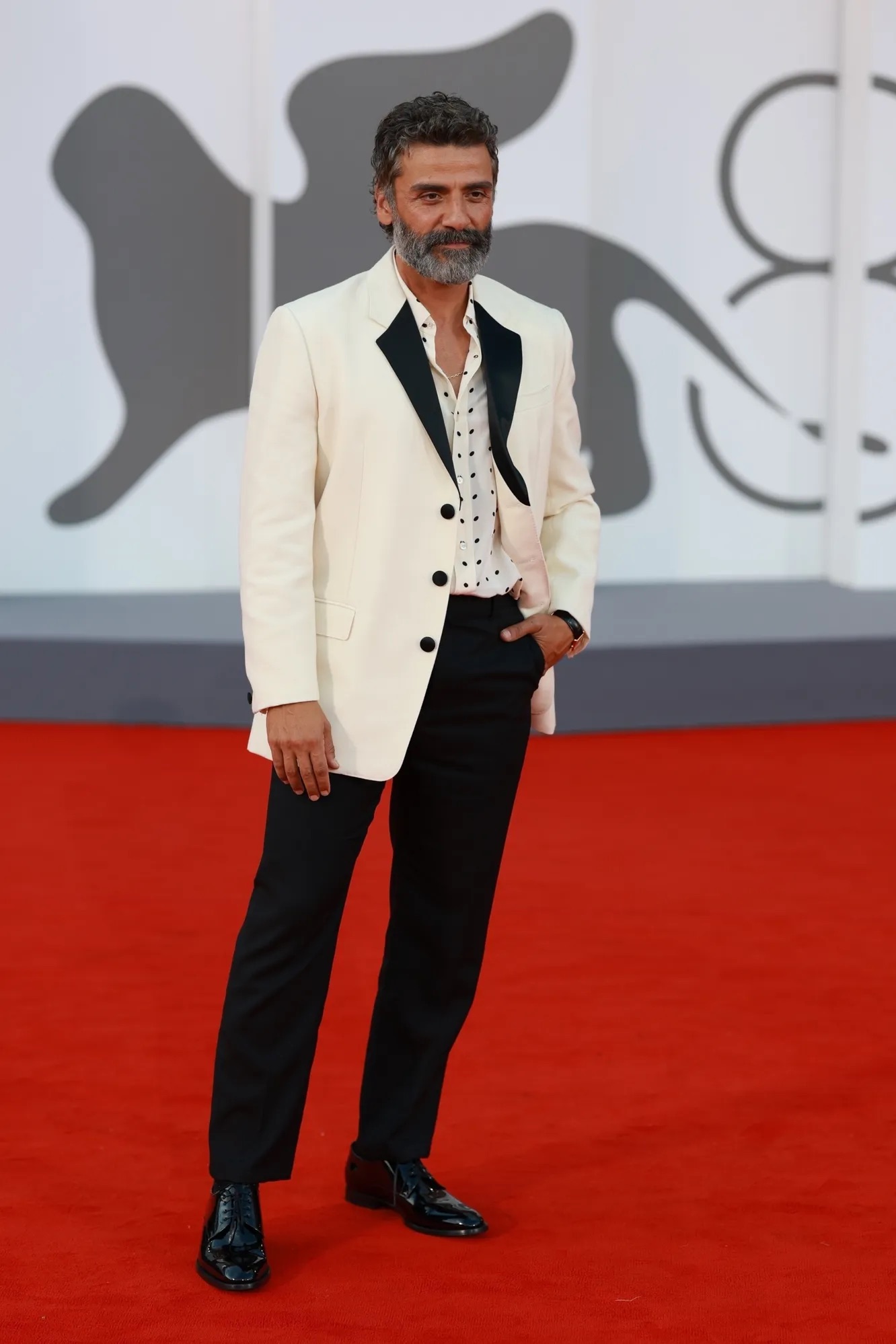 Тильда Суинтон в Chanel и Аня Рубик в Saint Laurent: лучшие образы Венецианского кинофестиваля 2025 (фото 13)