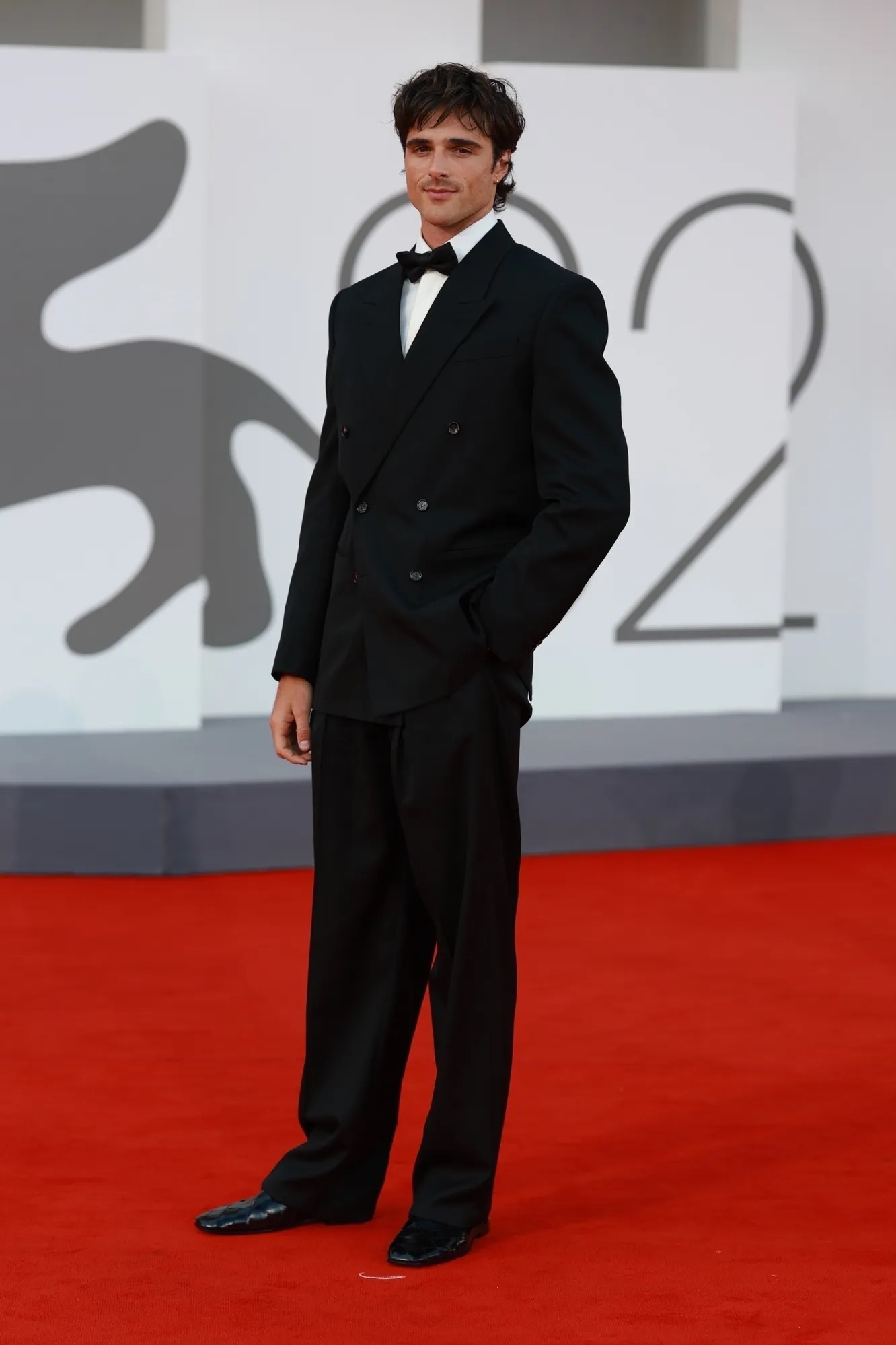 Тильда Суинтон в Chanel и Аня Рубик в Saint Laurent: лучшие образы Венецианского кинофестиваля 2025 (фото 21)