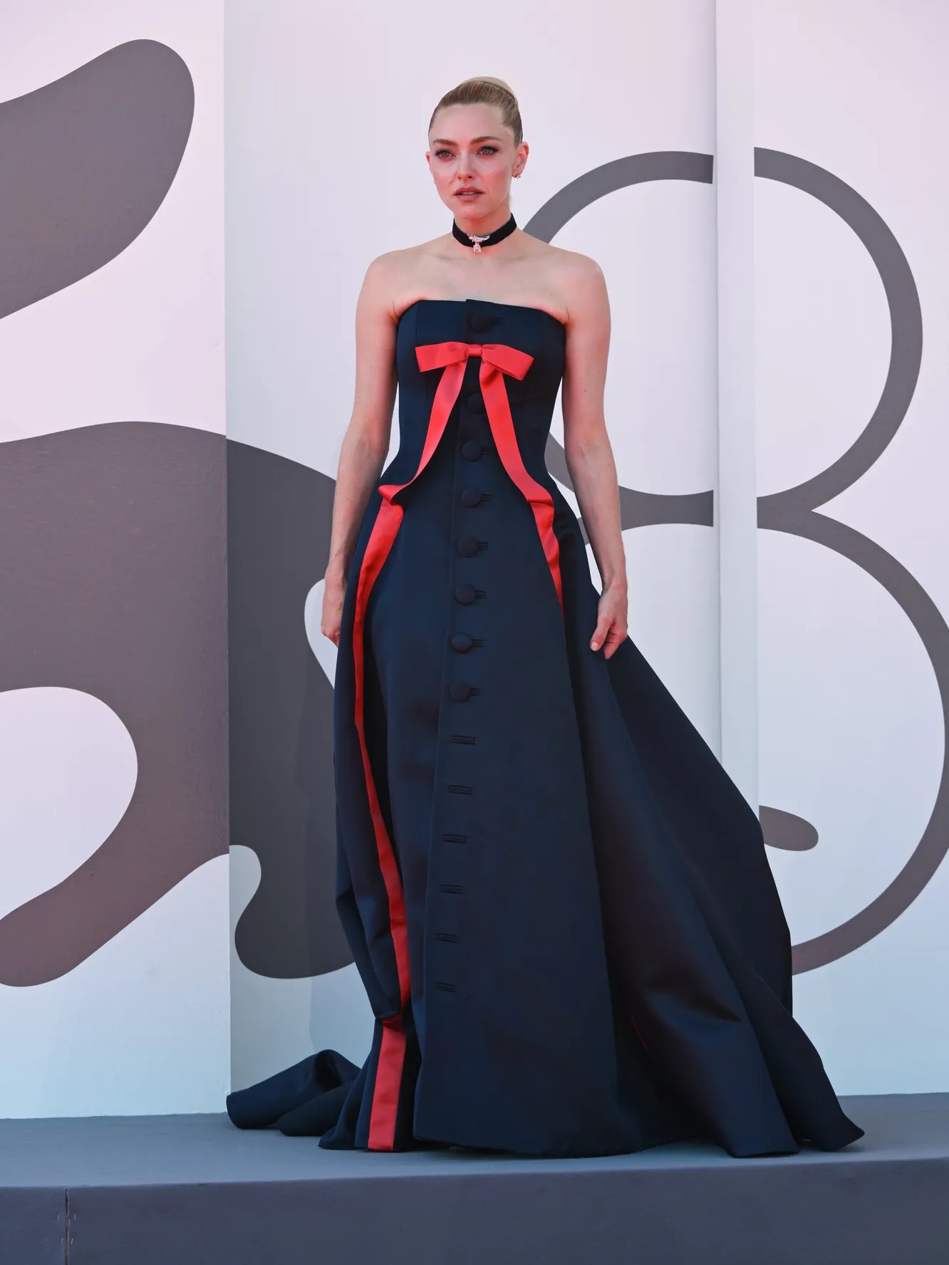 Тильда Суинтон в Chanel и Аня Рубик в Saint Laurent: лучшие образы Венецианского кинофестиваля 2025 (фото 8)