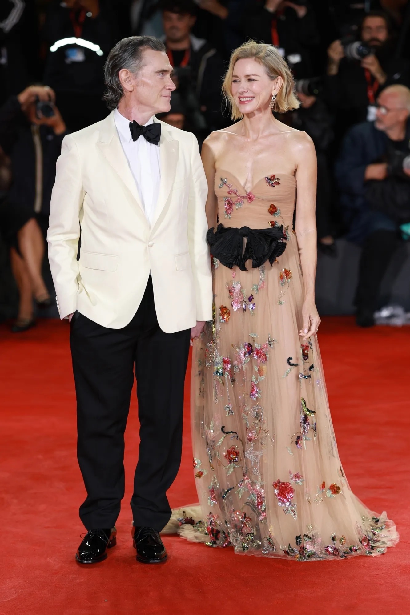 Тильда Суинтон в Chanel и Аня Рубик в Saint Laurent: лучшие образы Венецианского кинофестиваля 2025 (фото 20)